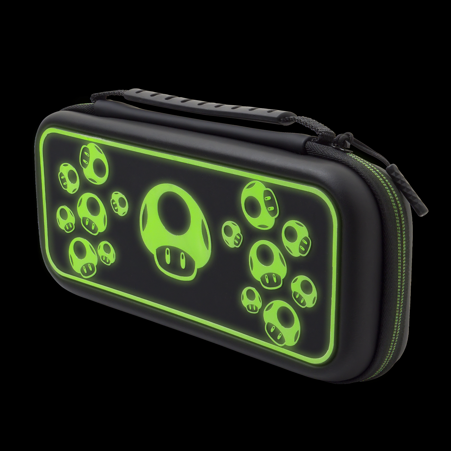 Schwarze Nintendo Switch-Tragetasche mit leuchtenden grünen Pilzdesigns. Mit Griff und Reißverschluss auf schwarzem Hintergrund.