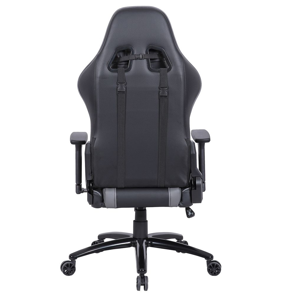 Ein schwarzer Gaming-Stuhl von hinten gesehen. Er hat eine hohe Rückenlehne, Armlehnen und ein Fünf-Sterne-Gestell mit Rädern.