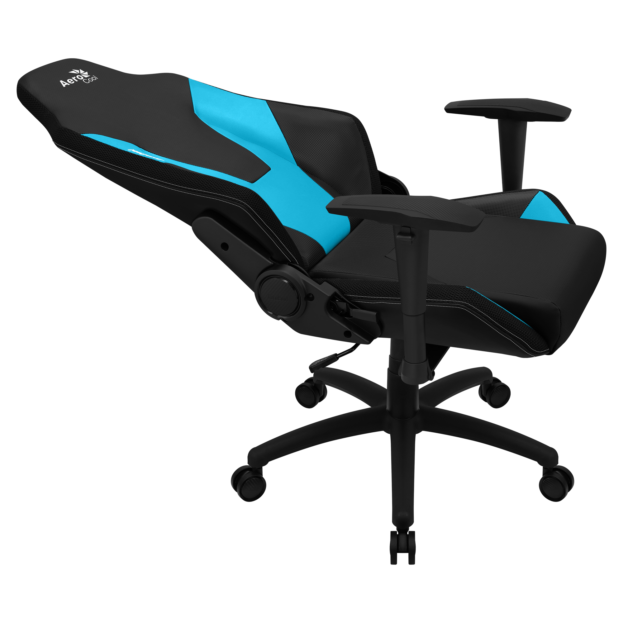 Una silla gamer negra y azul sobre fondo blanco. Tiene reposabrazos, ruedas y el logo AeroCool.