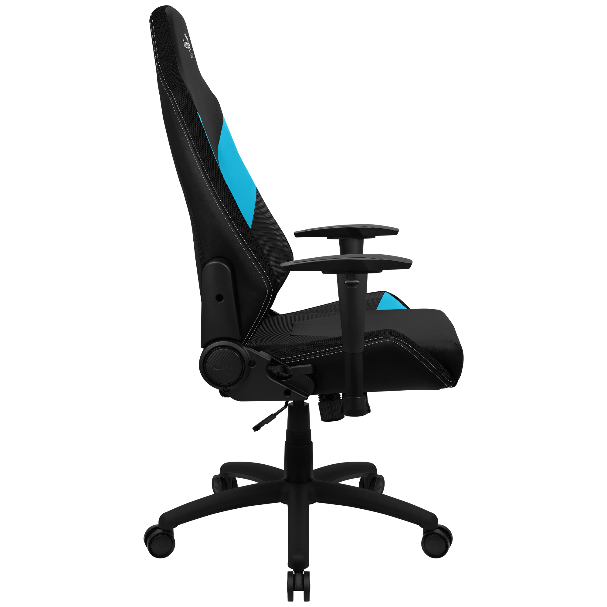 Silla gaming negra y azul sobre fondo blanco. Características: respaldo alto, reposabrazos y base de cinco estrellas con ruedas.