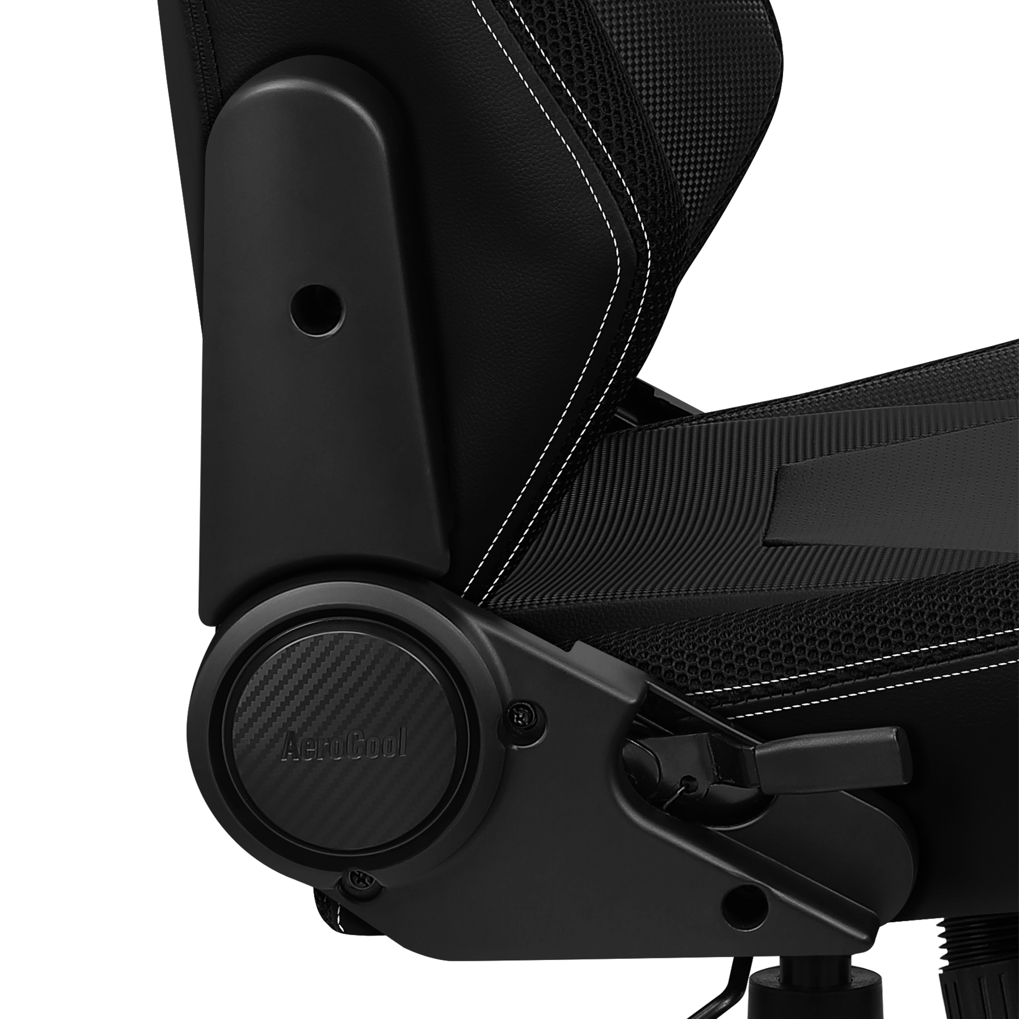 Primer plano de una silla gaming negra. Incluye un dial de ajuste estilo fibra de carbono y costuras blancas.
