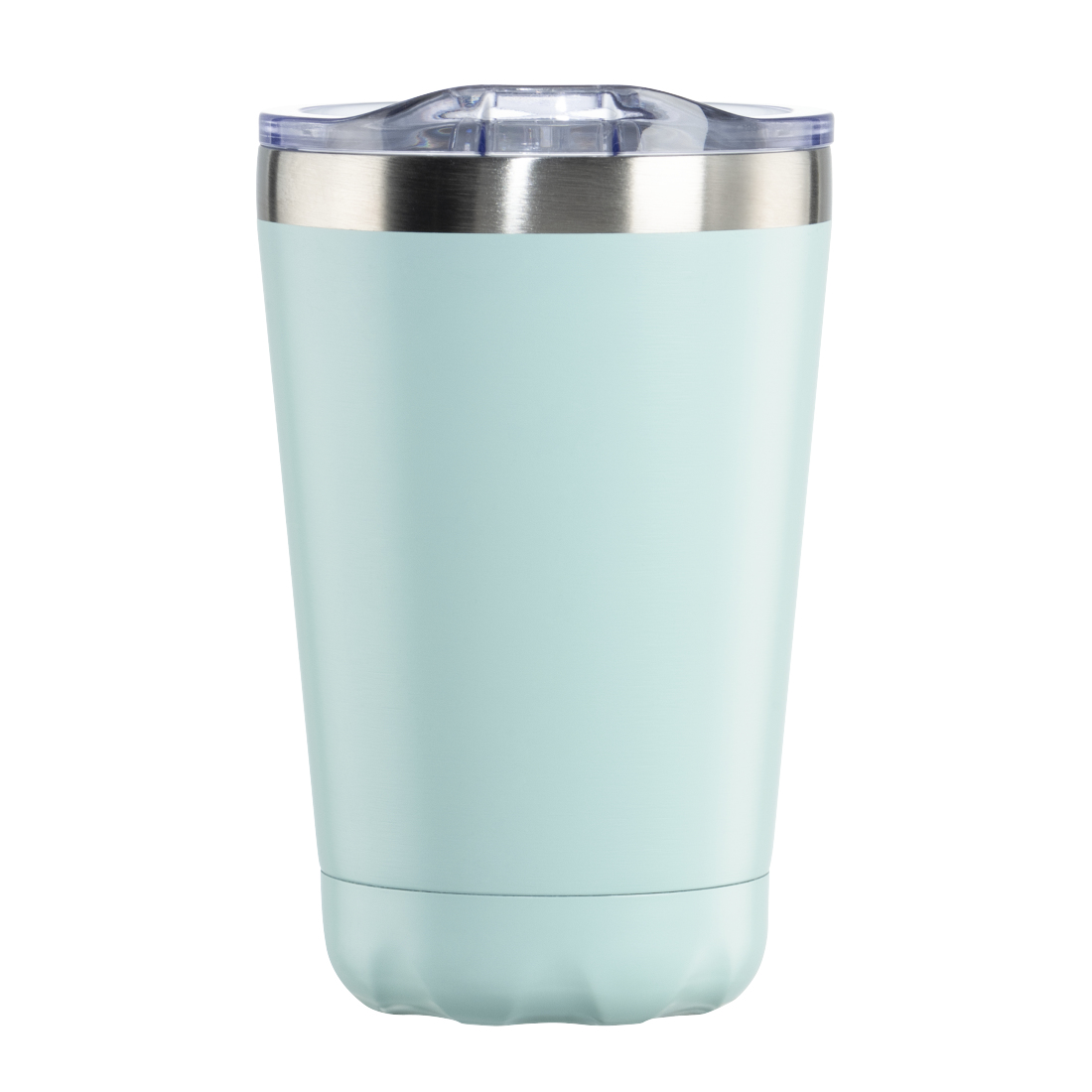 Ein hellblauer Becher mit silbernem Rand und einem durchsichtigen Deckel. Der Becher steht vor weißem Hintergrund, isoliert.