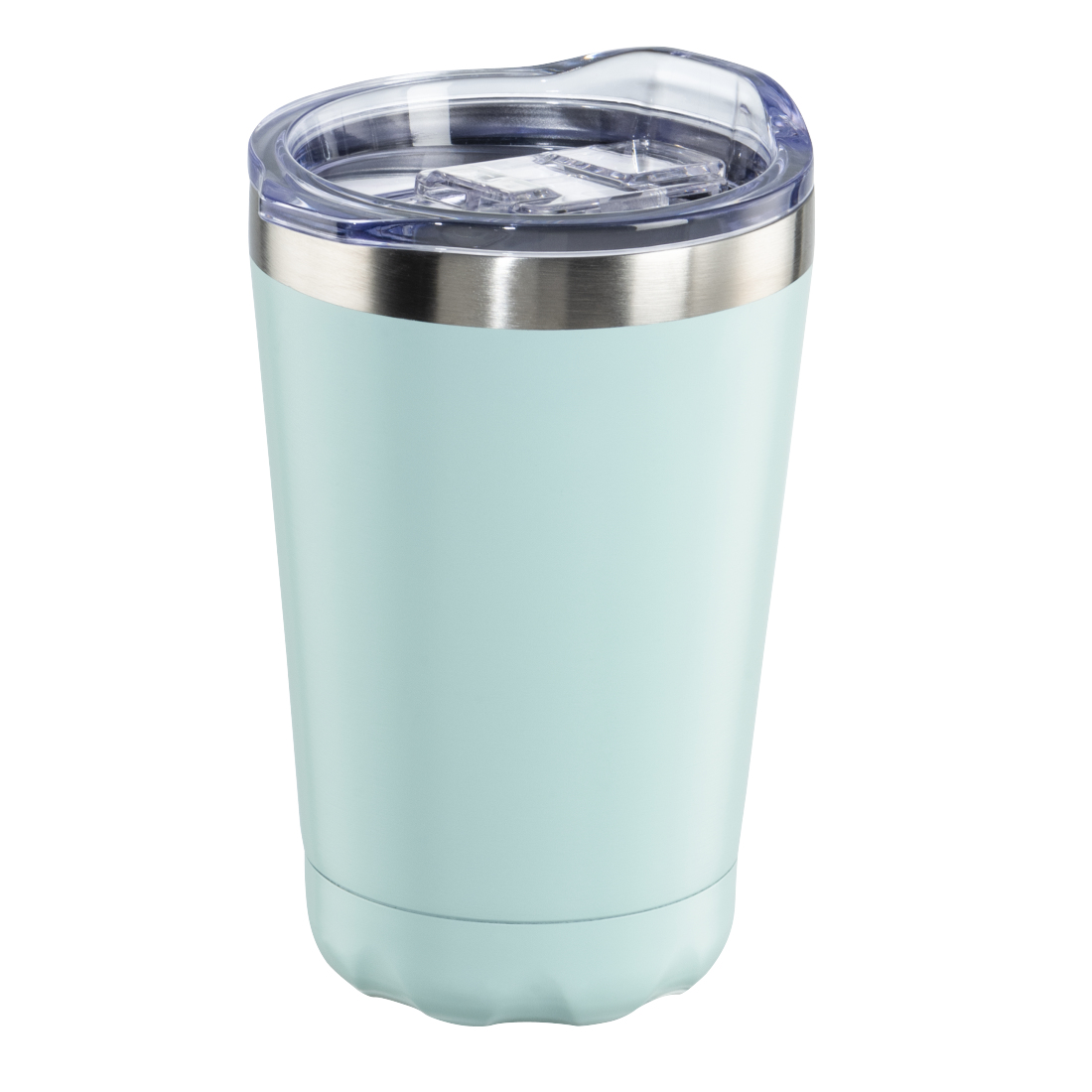 Ein hellblauer Reisebecher mit einem durchsichtigen Deckel und silberner Zierleiste. Der Becher steht auf weißem Grund, nach rechts geneigt.