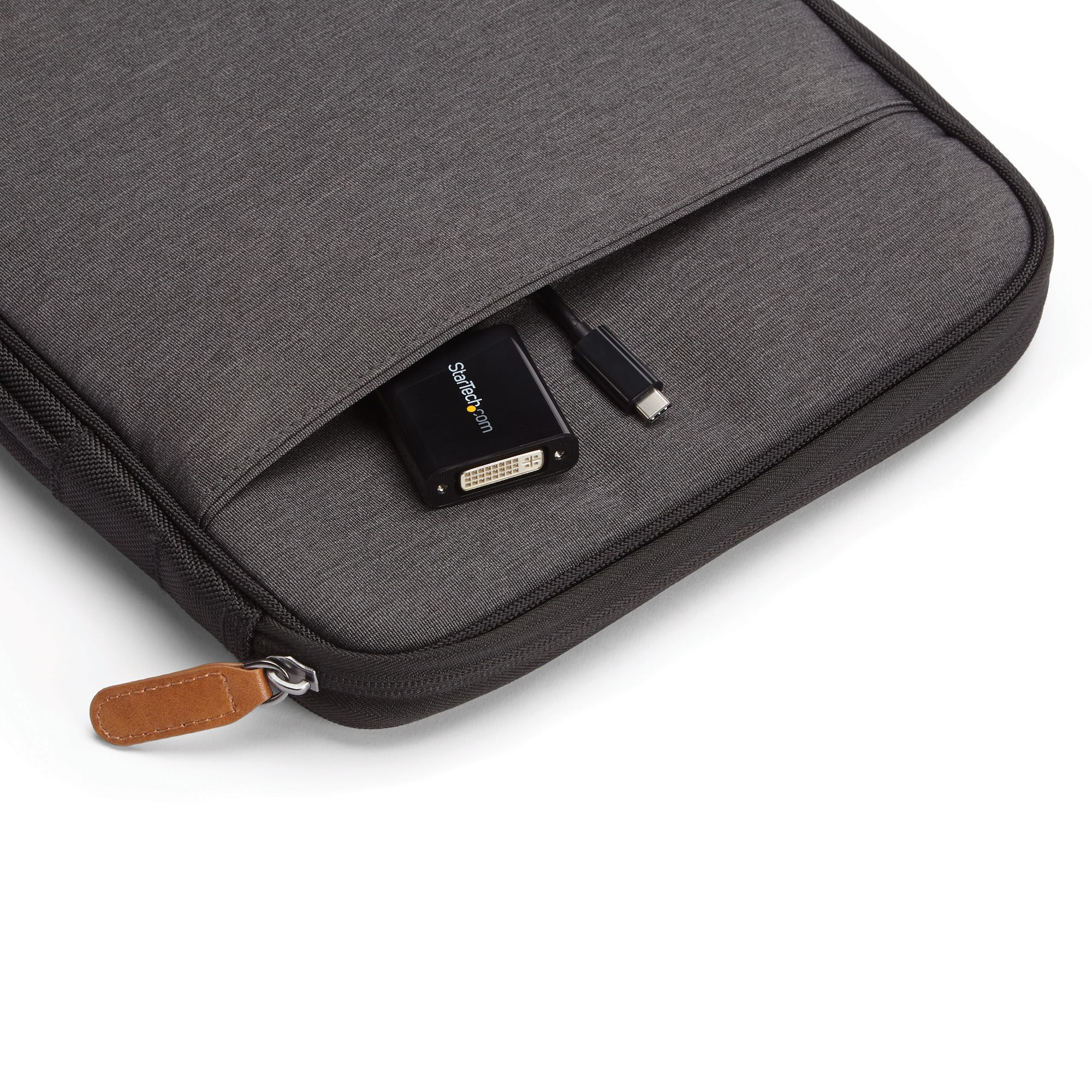 Graue Laptoptasche mit schwarzem Adapter und Kabel. Brauner Leder-Reißverschluss. Weißer Hintergrund.
