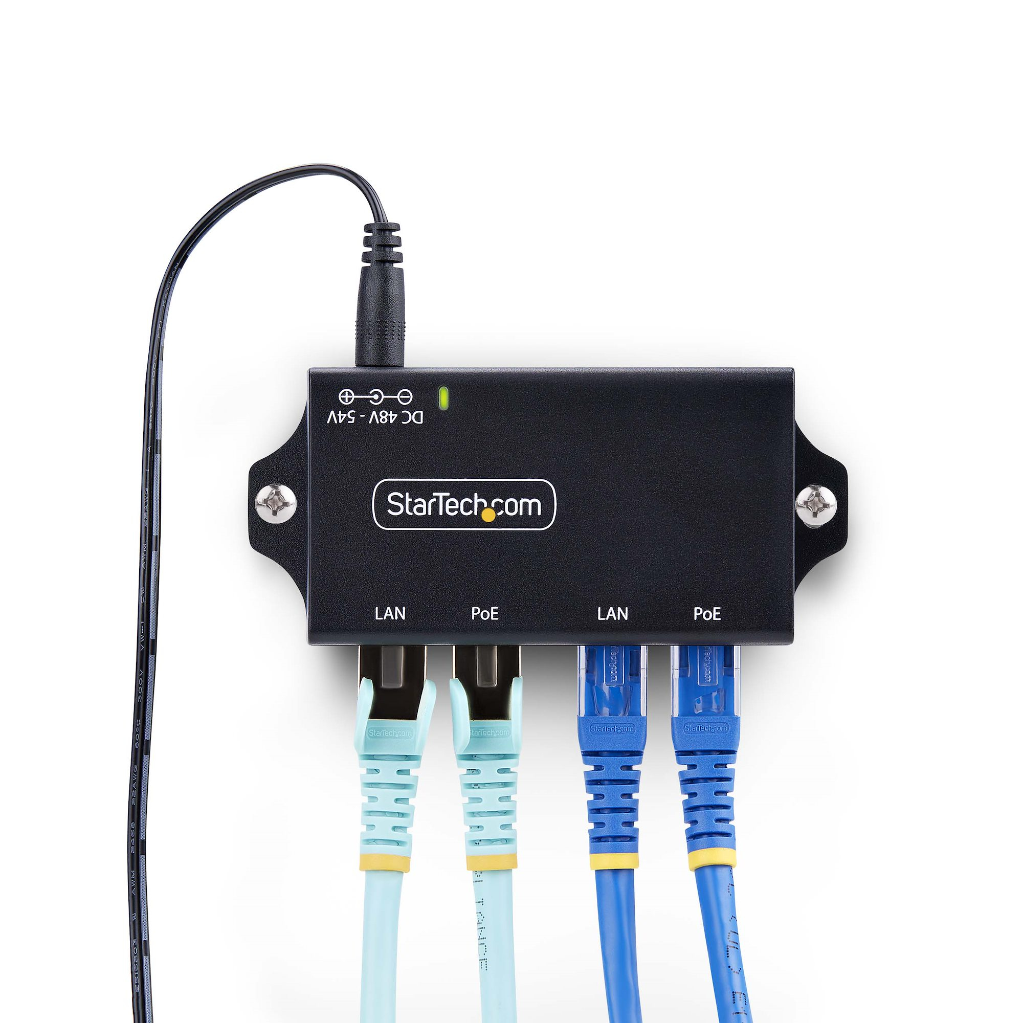 Schwarzes StarTech PoE-Gerät mit vier Ethernet-Anschlüssen, angeschlossene Kabel in Hellblau und Blau, mit einem schwarzen Netzkabel.