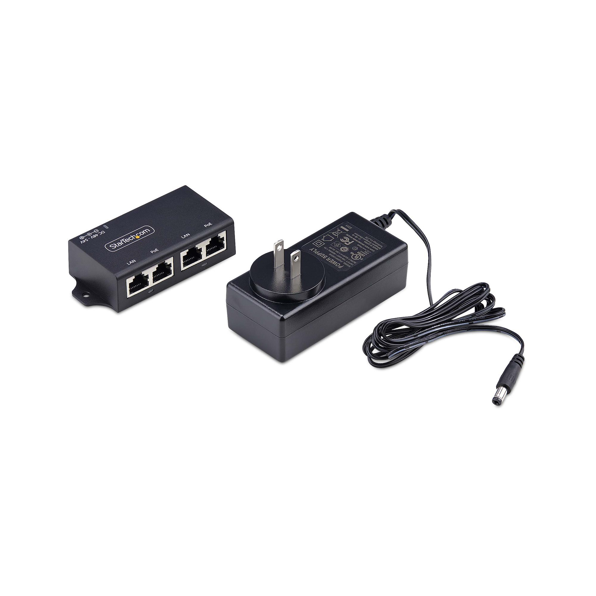 Ein schwarzer StarTech.com PoE-Injektor und ein Netzteil liegen auf einer weißen Oberfläche. Kabel und Stecker sind sichtbar.