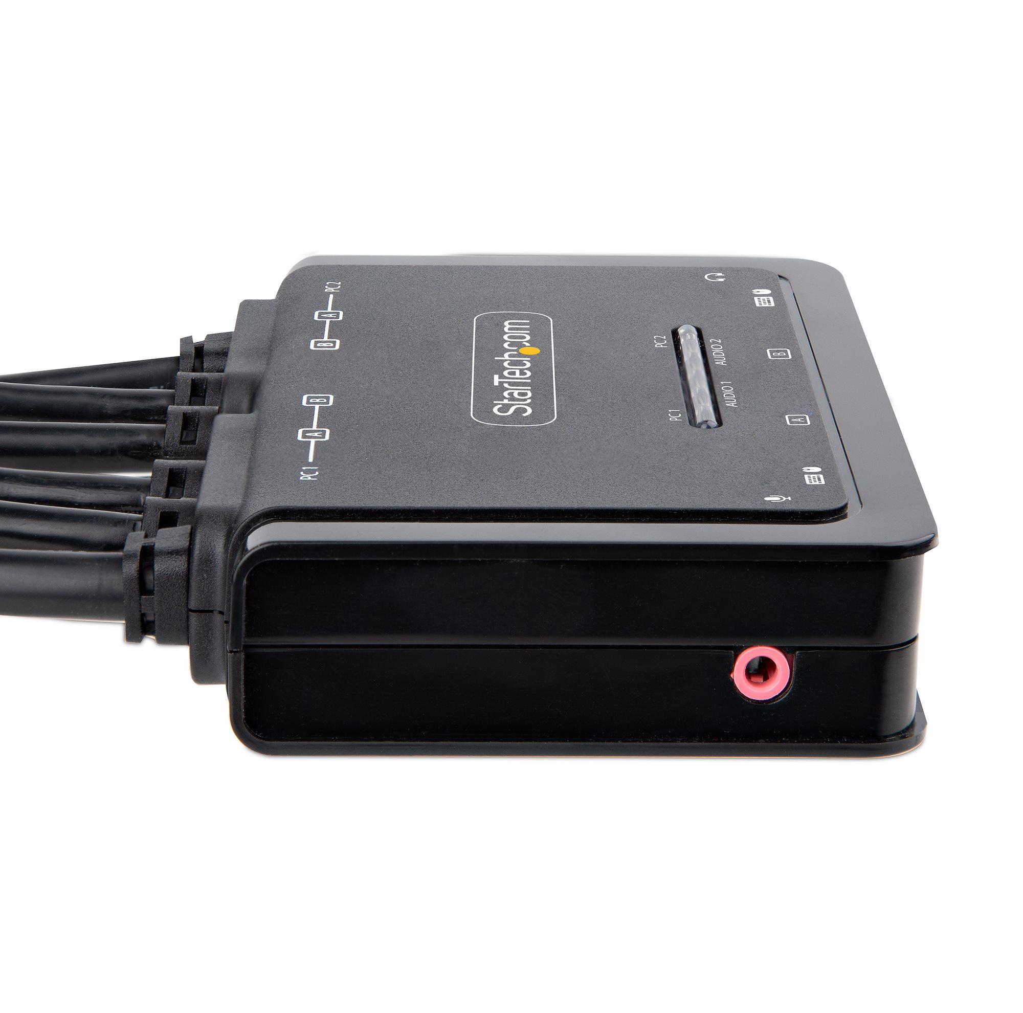 Schwarzes StarTech.com-Gerät mit Kabeln. Hat Anschlüsse für PC1, PC2 und Audio. Rosa Anschluss an der Seite.