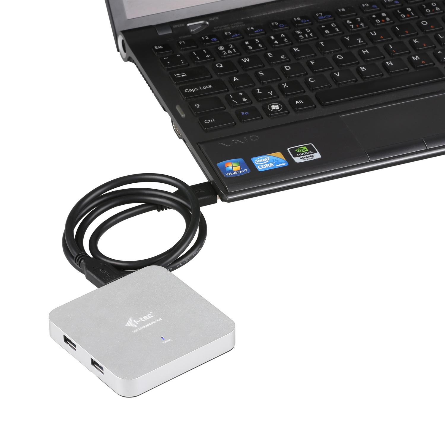 Ein Laptop, verbunden mit einem silbernen USB-Hub. Der Hub hat zwei USB-Anschlüsse und eine Betriebsanzeige.