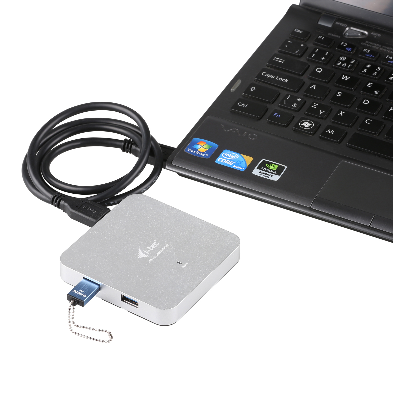 Laptop mit silbernem USB-Hub verbunden. Ein blauer USB-Stick ist eingesetzt. Schwarzes Kabel verbindet Hub mit Laptop.
