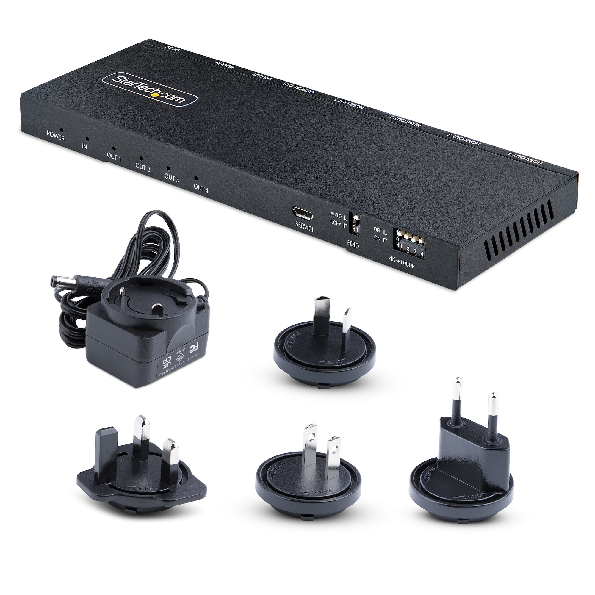Uno splitter HDMI StarTech nero con adattatore di alimentazione e vari adattatori di spina su sfondo bianco.
