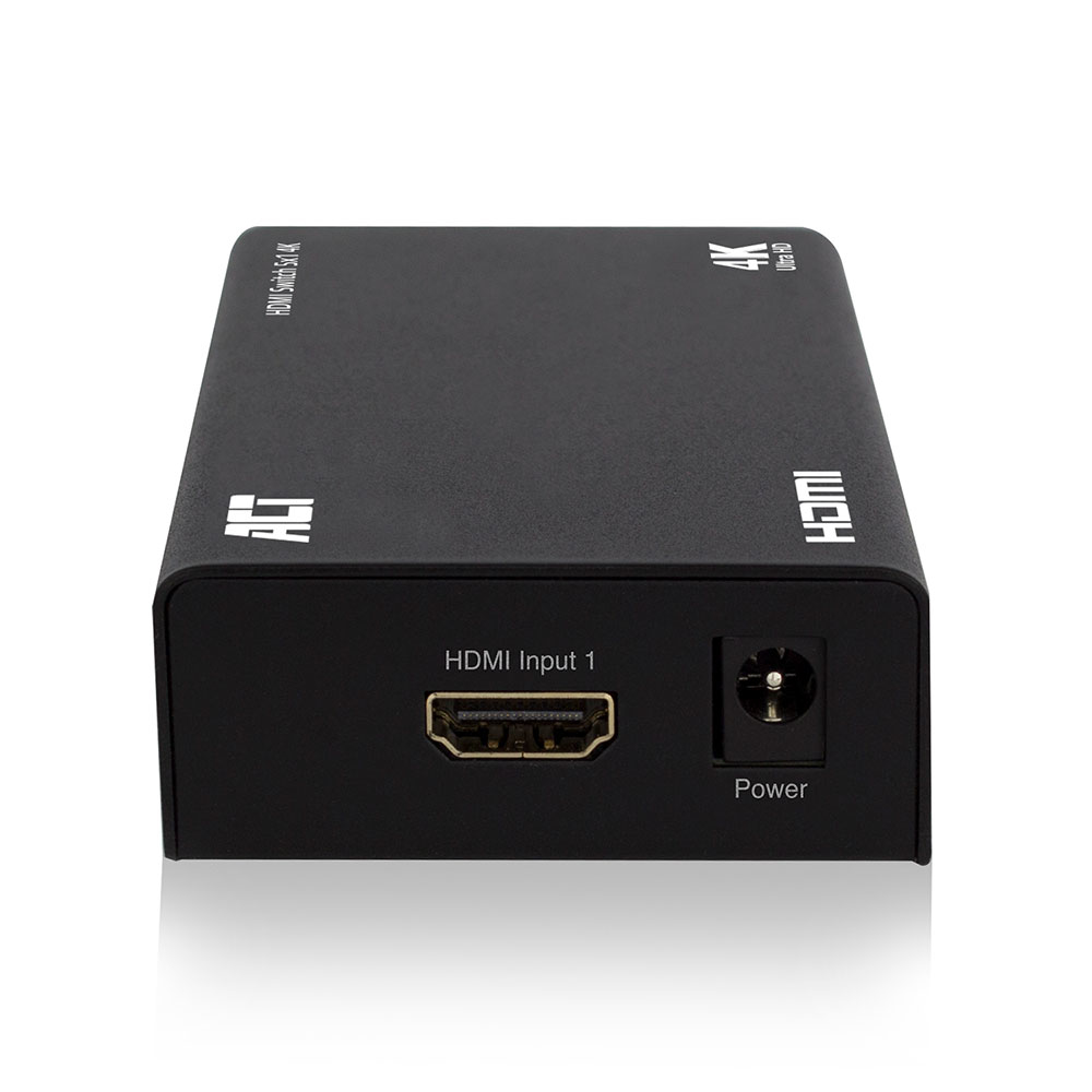Un box switch HDMI nero. Ha un ingresso HDMI, una porta di alimentazione e un'etichetta 4K Ultra HD. Il box è su sfondo bianco.