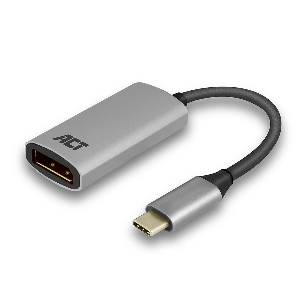 Un adattatore ACT argentato con cavo nero. Ha un connettore USB-C e un ingresso DisplayPort. Lo sfondo è bianco.