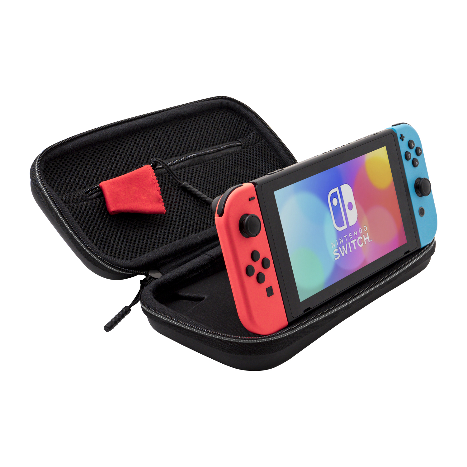 Consola Nintendo Switch en estuche negro abierto. Mandos rojo y azul adjuntos. Paño rojo y malla negra dentro del estuche.