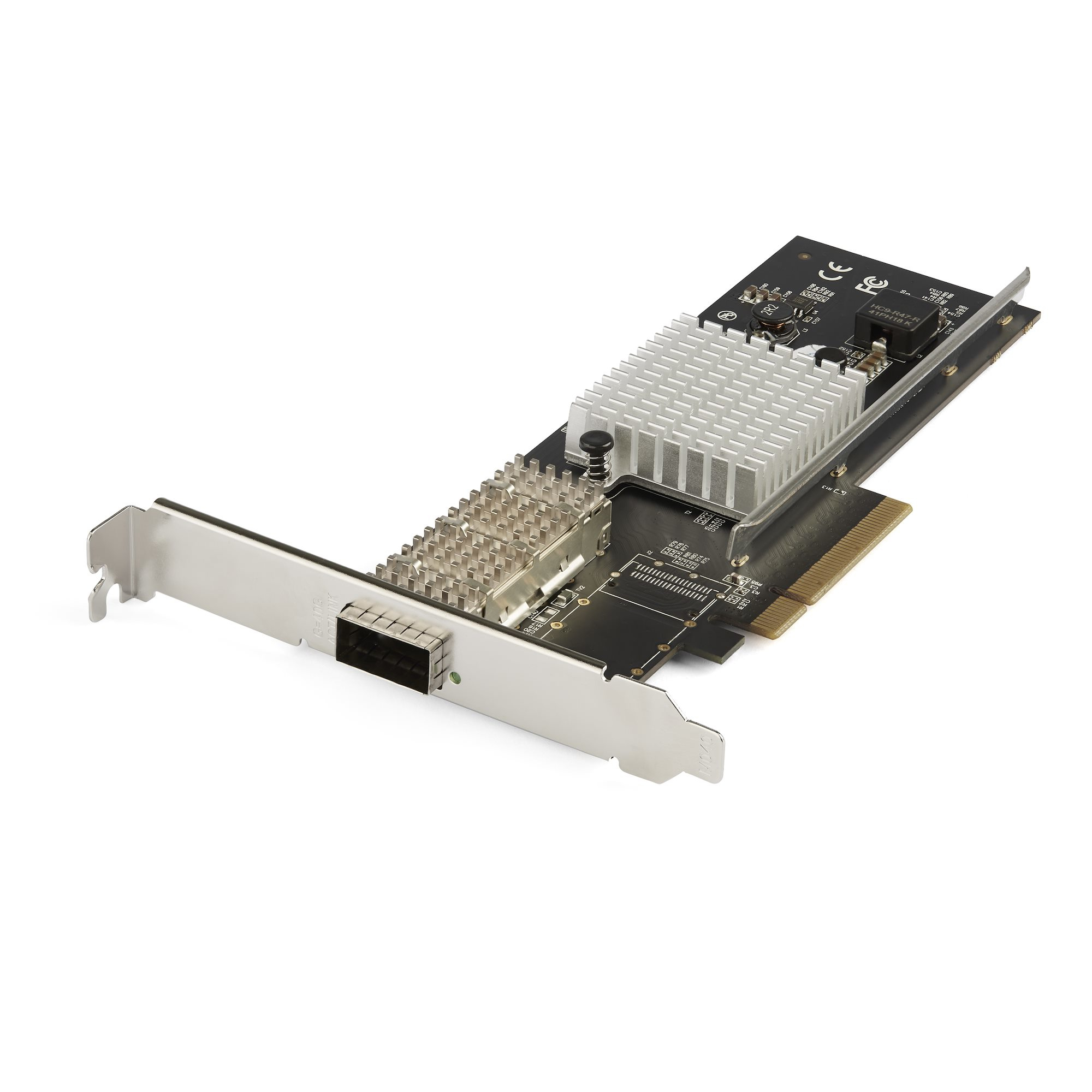 Eine Computernetzwerkkarte mit Metallhalterung und Kühlkörper auf weißem Hintergrund.