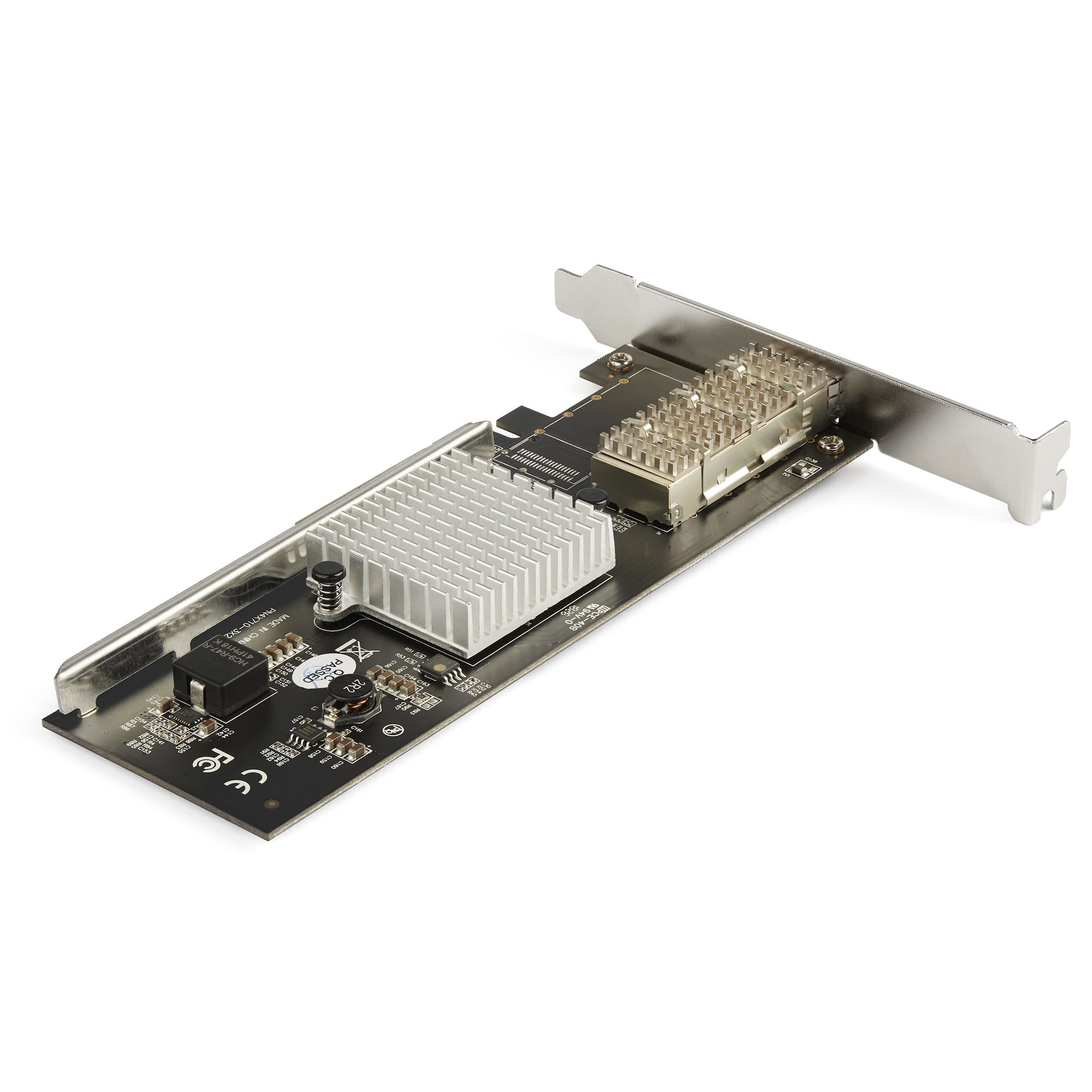 Eine Computerkomponente, eine schwarze Leiterplatte mit silbernem Kühlkörper und Metallhalterung, auf weißem Hintergrund.