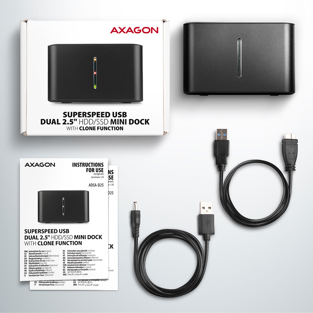 Produktaufnahme eines schwarzen Axagon Dual 2,5" HDD/SSD Mini-Docks, Kabeln, Bedienungsanleitung und Produktverpackung.