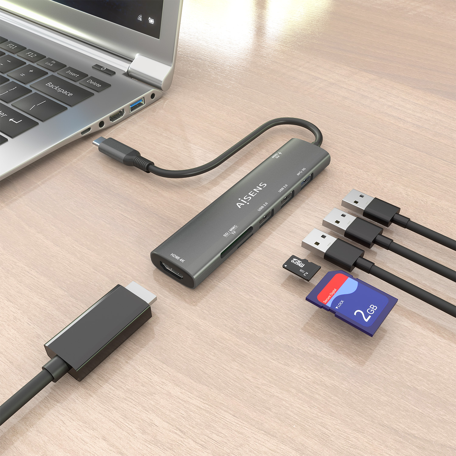 Laptop, USB-Hub, Kabel und SD-Karten auf Holzoberfläche. Der Hub ist mit dem Laptop verbunden. Kabel und Karten liegen daneben.