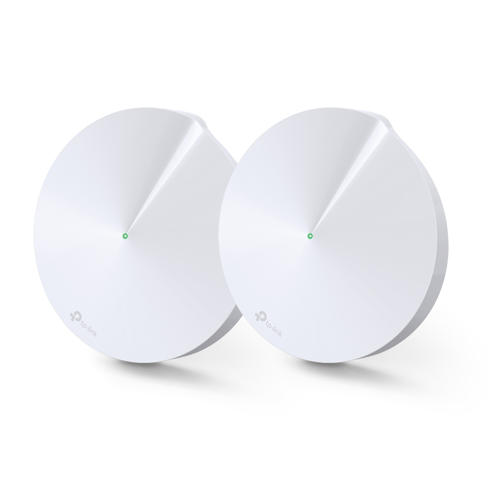 Zwei weiße TP-Link Mesh-Wi-Fi-Geräte. Jedes hat ein grünes Licht und ein geschwungenes Design. Sie sitzen auf weißem Hintergrund.