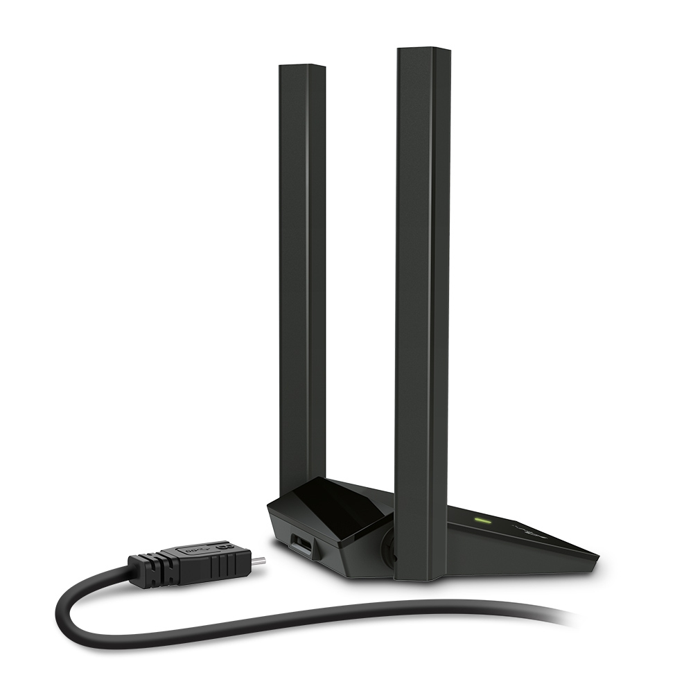 Un routeur noir avec deux antennes est debout. Un câble noir est connecté au routeur. Fond blanc.