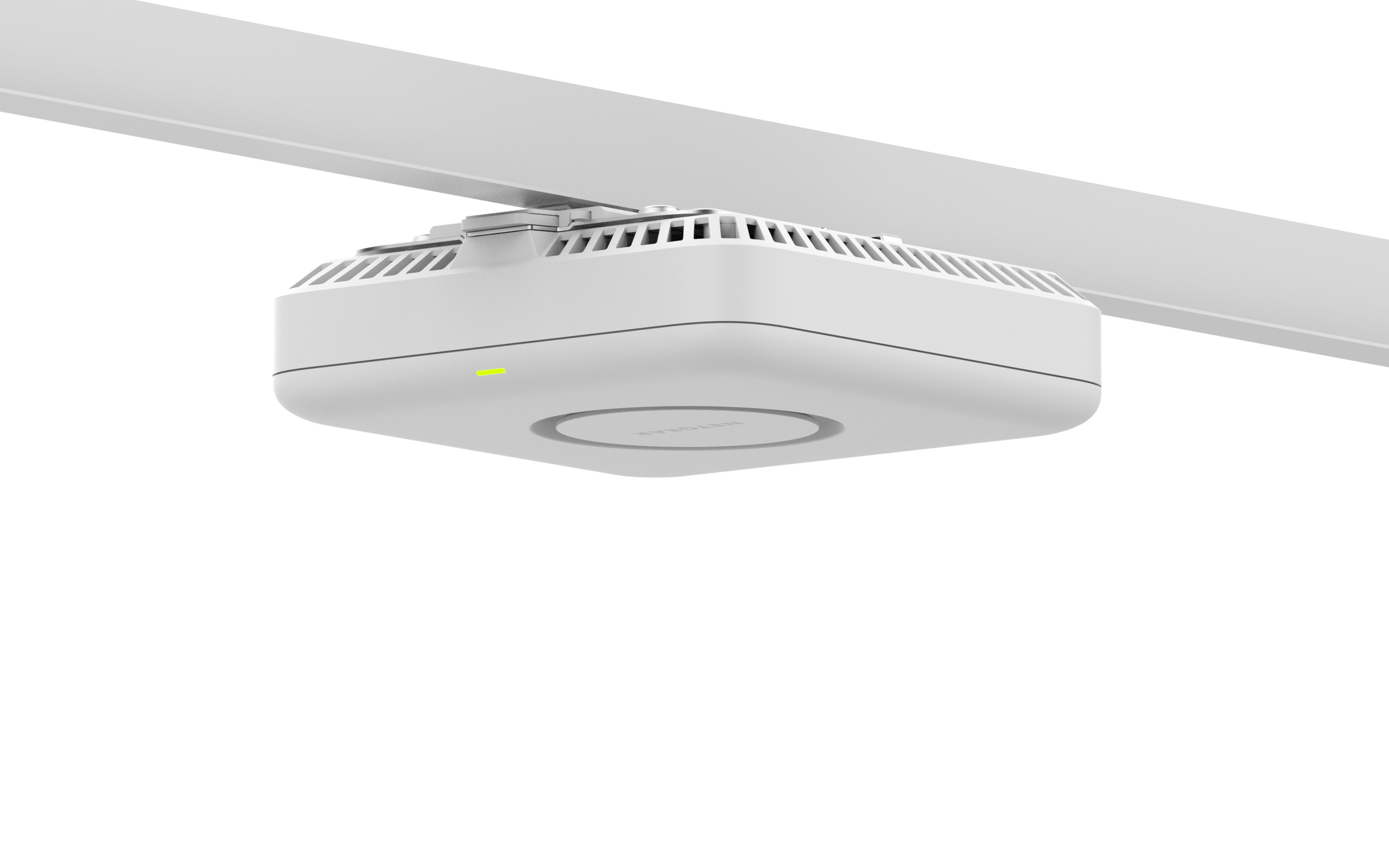 Biały punkt dostępowy montowany na suficie z zielonym światłem, zamontowany na białej szynie, na białym tle.