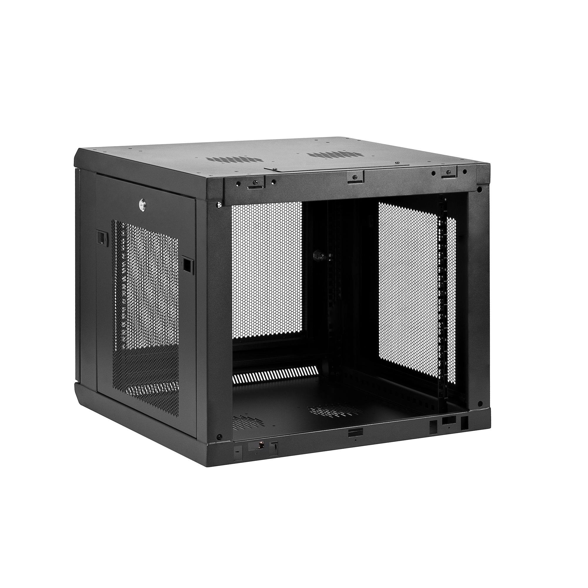 Un armario rack negro con puertas de malla y ranuras de ventilación, aislado sobre fondo blanco.
