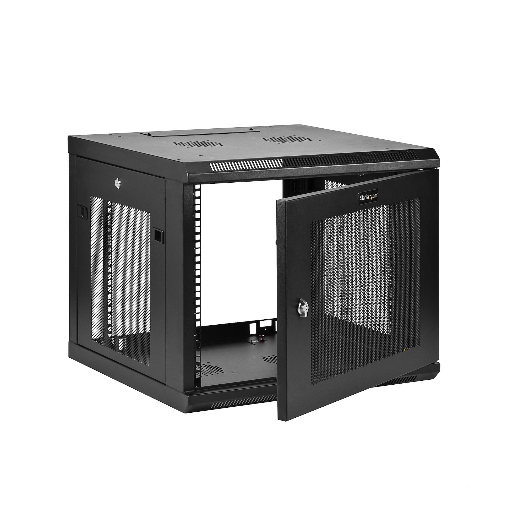 Armario rack negro con una puerta abierta. Frontal y laterales de malla. La puerta tiene cerradura.