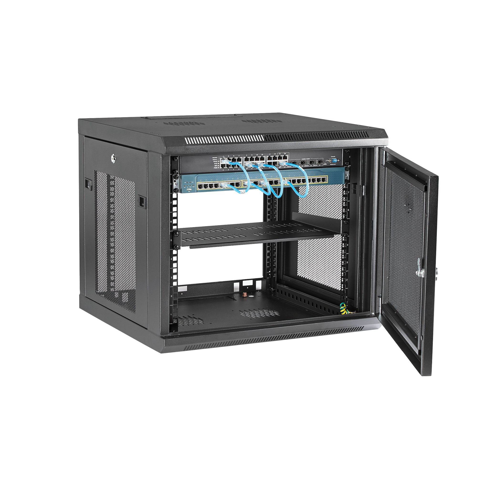 Un rack de servidor negro con la puerta abierta, mostrando conmutadores de red, cables y estantes. Fondo blanco.