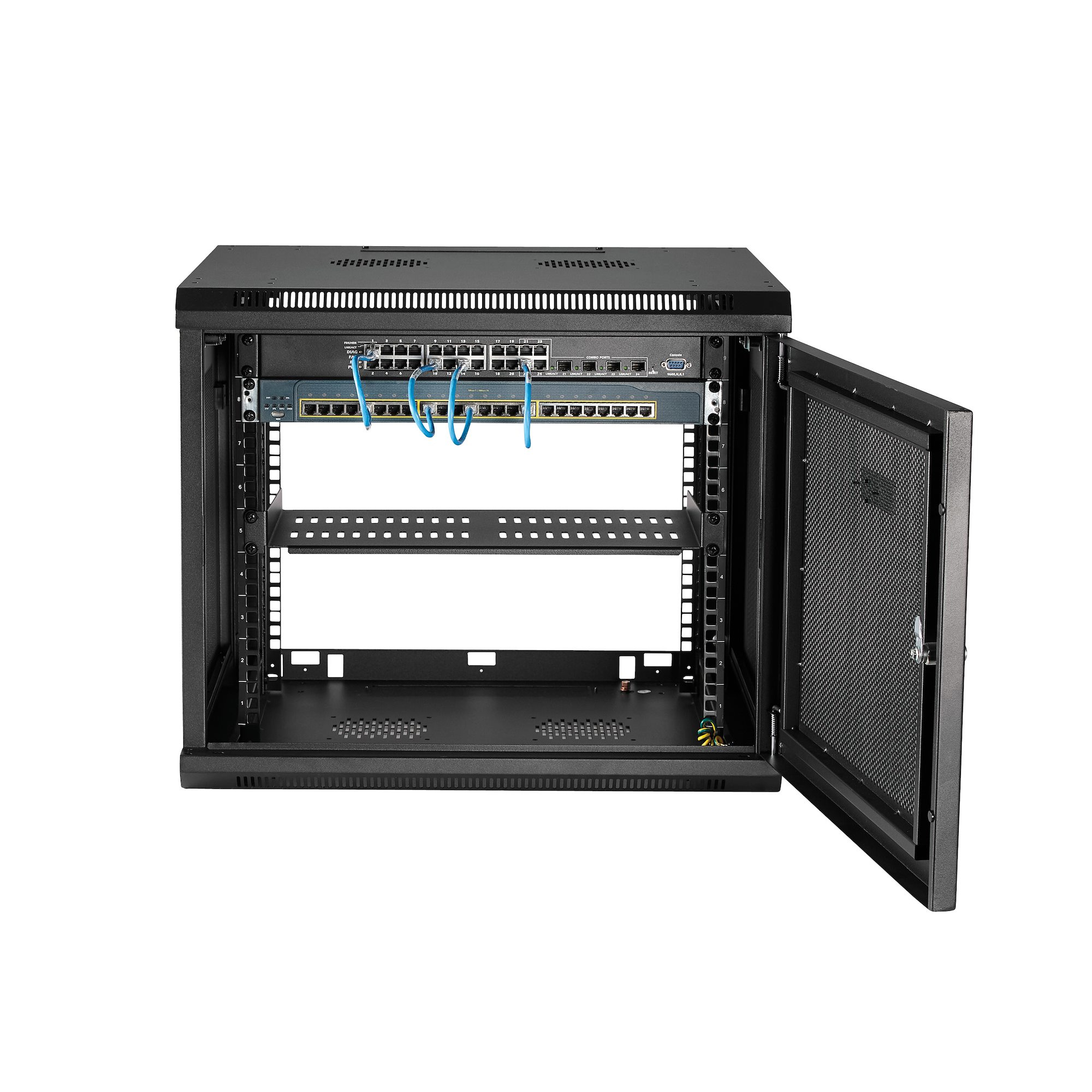Un armario negro de rack de servidor con una puerta de malla abierta. Dentro hay conmutadores de red y cables azules.