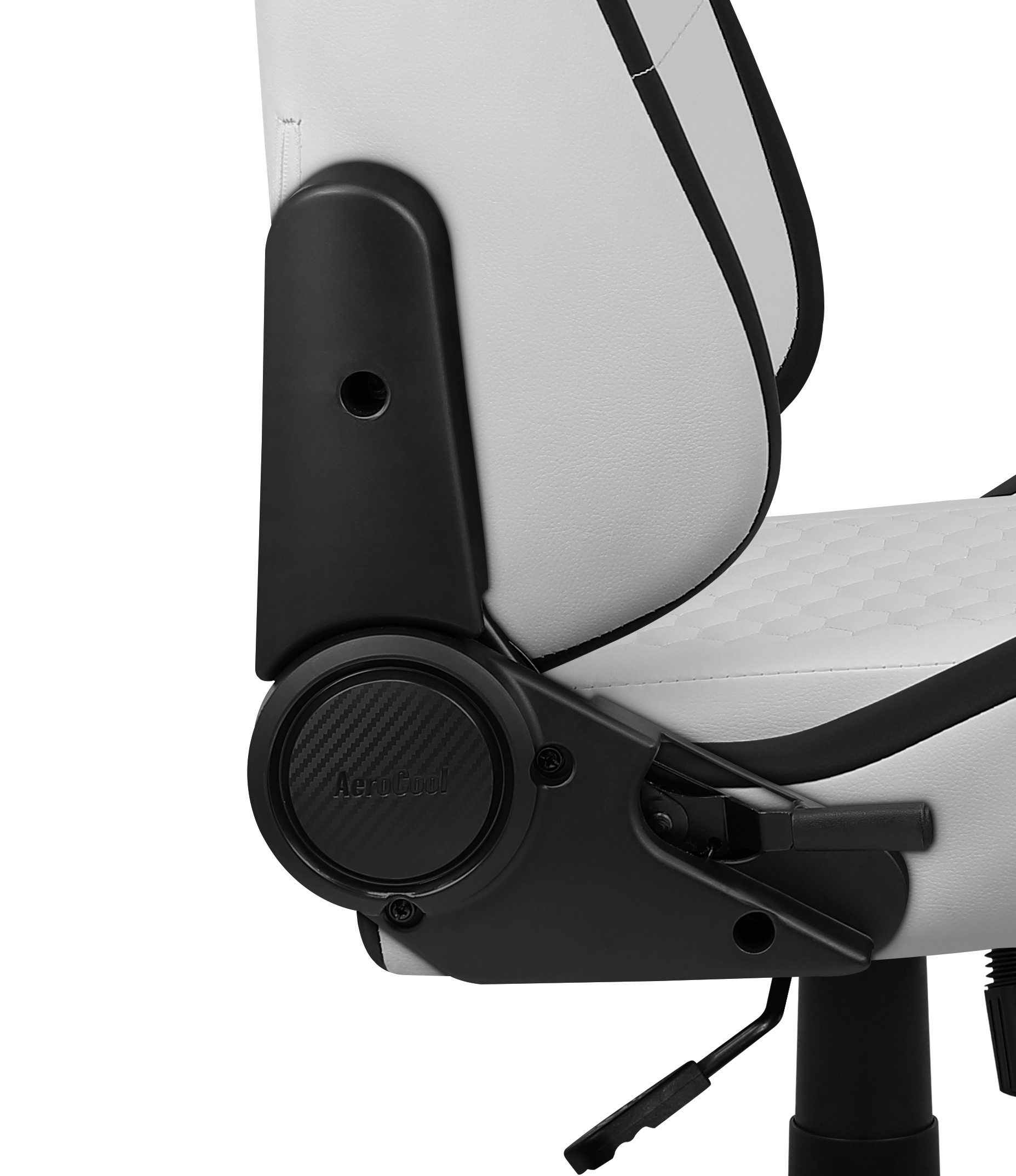 Nahaufnahme eines weißen und schwarzen Gaming-Stuhls. Der Stuhl hat schwarze Armlehnen und einen schwarz-weißen Sitz.