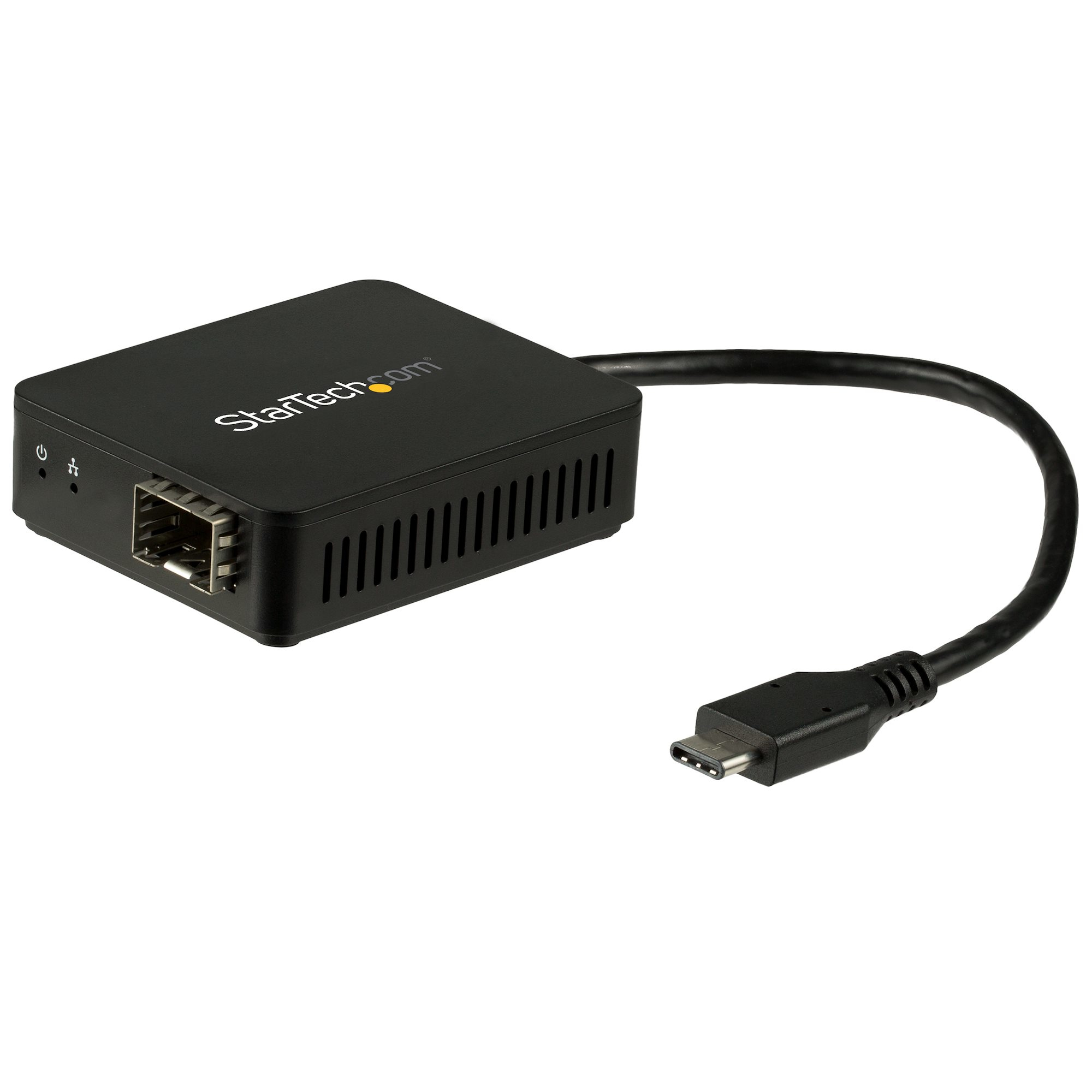 Schwarzer StarTech-Adapter mit USB-C-Kabel. Verfügt über einen Ethernet-Anschluss. Weißer Hintergrund.