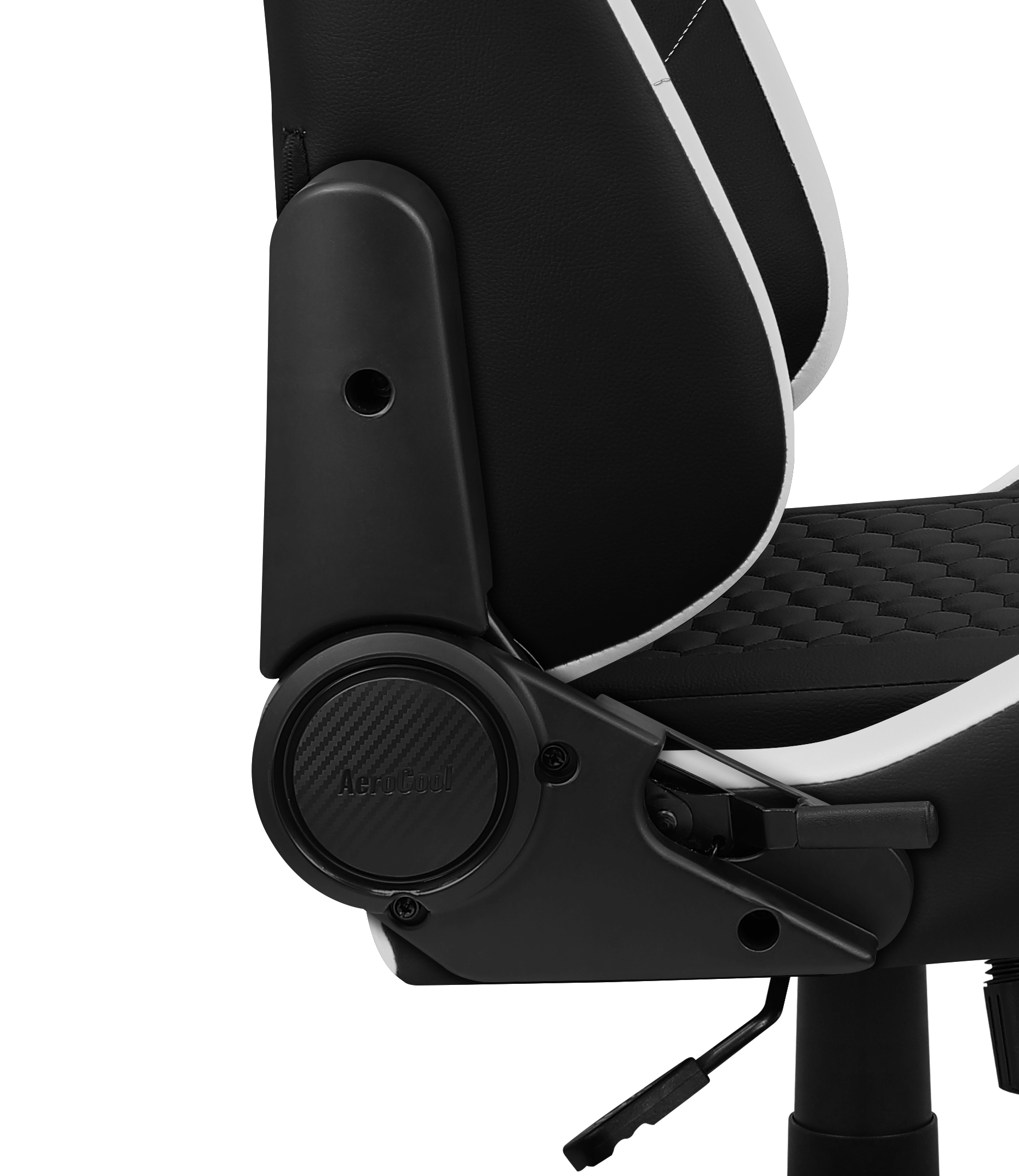 Nahaufnahme eines schwarz-weißen Gaming-Stuhls. Der Stuhl hat eine schwarze Basis, weiße Akzente und ein Kohlefaser-Designelement.