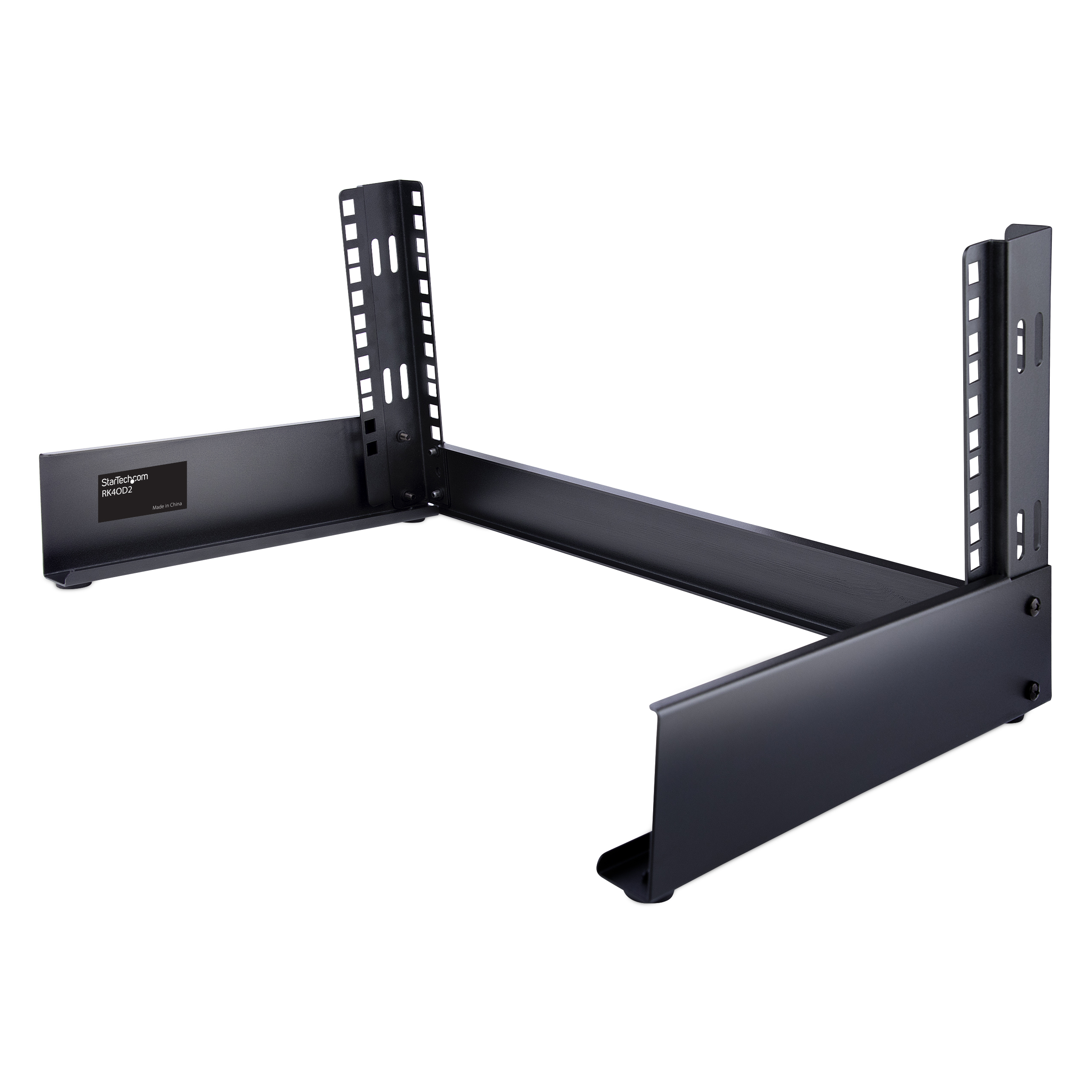 Un soporte de montaje en rack de metal negro. Es de StarTech.com. Está sobre un fondo blanco.