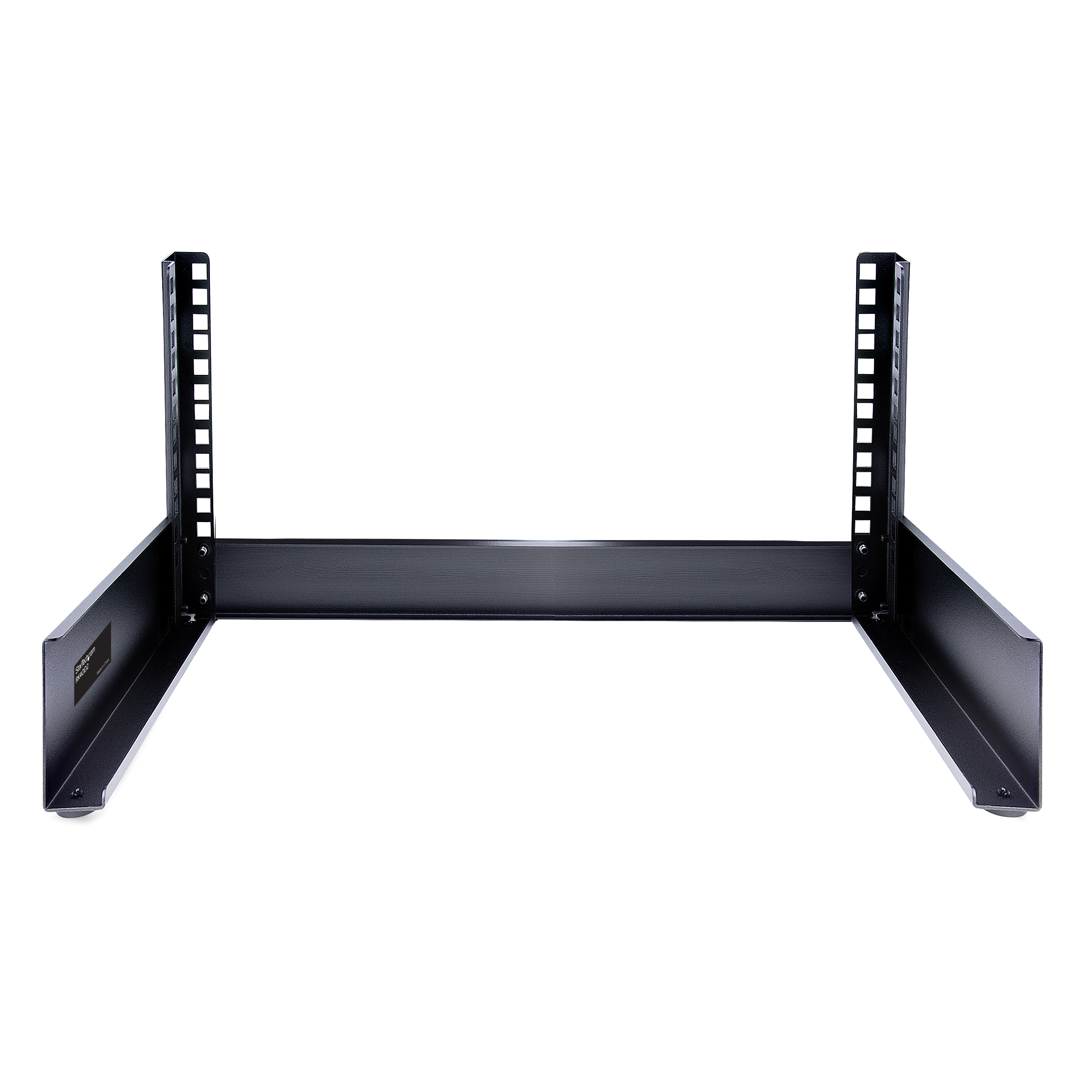 Un marco negro para rack de servidor está centrado sobre un fondo blanco. Tiene rieles verticales con agujeros cuadrados.