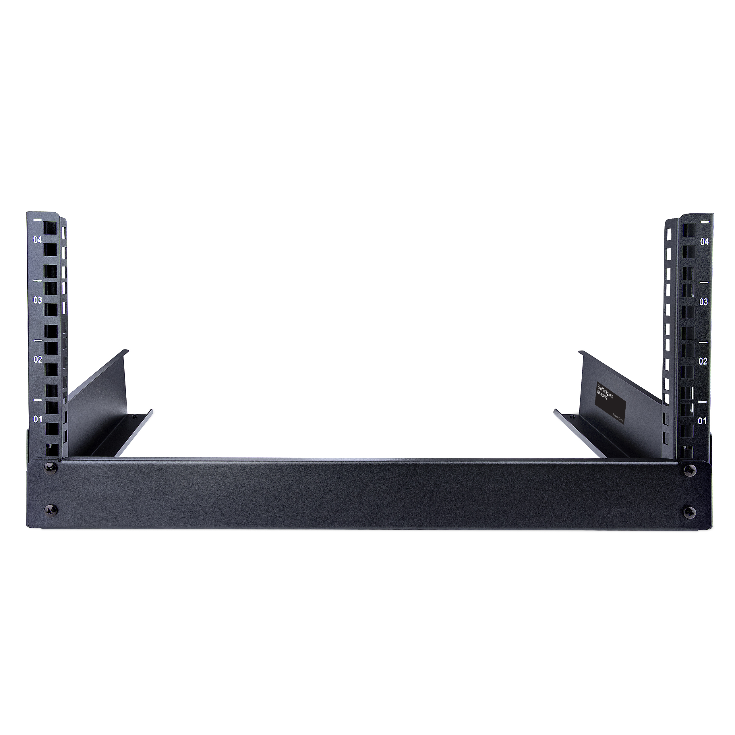 Un rack de servidor negro. Tiene ranuras numeradas, soportes angulados y una base plana. El fondo es blanco.