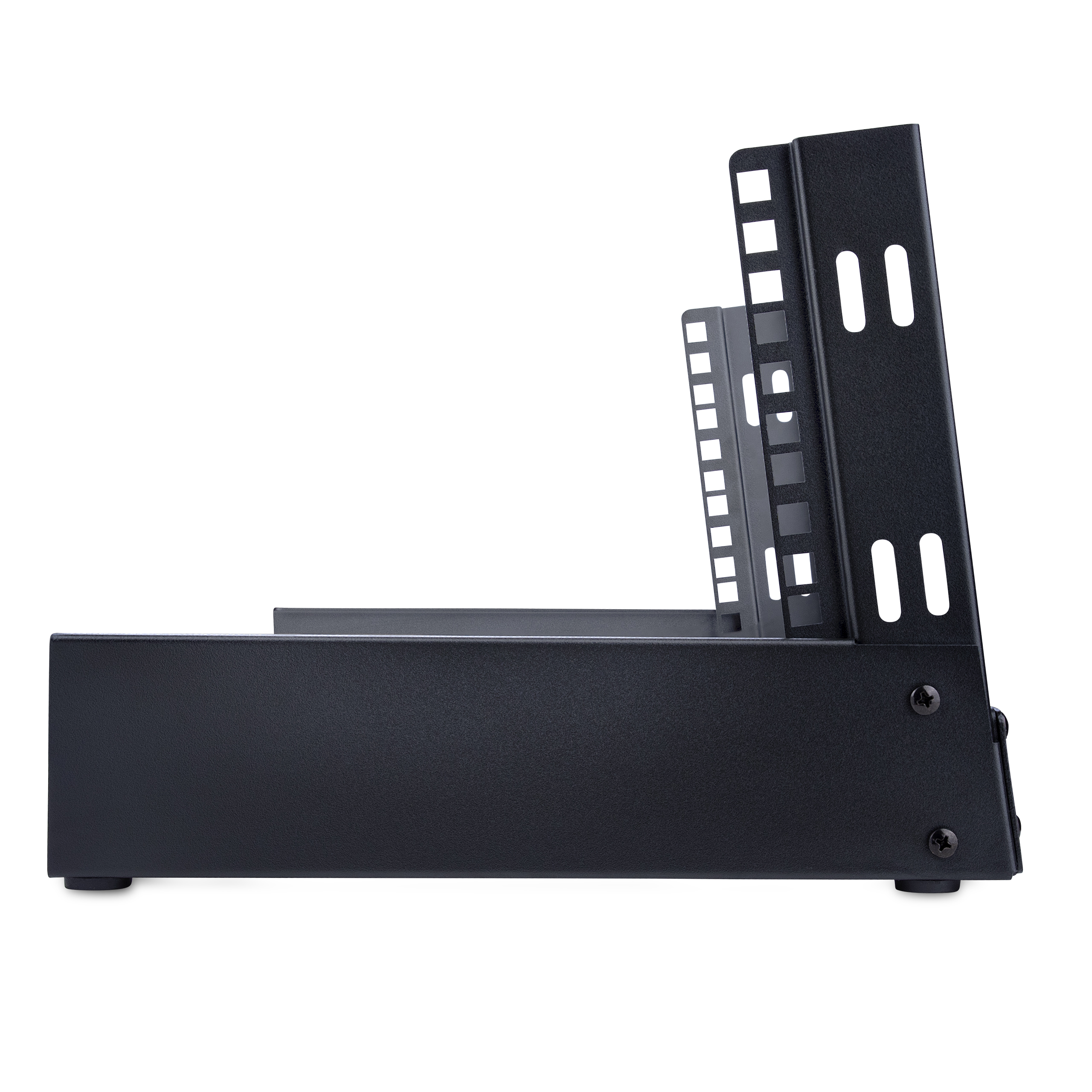 Componente negro de rack de metal con lados ranurados, tornillos y pies, sobre fondo blanco. Vista lateral.
