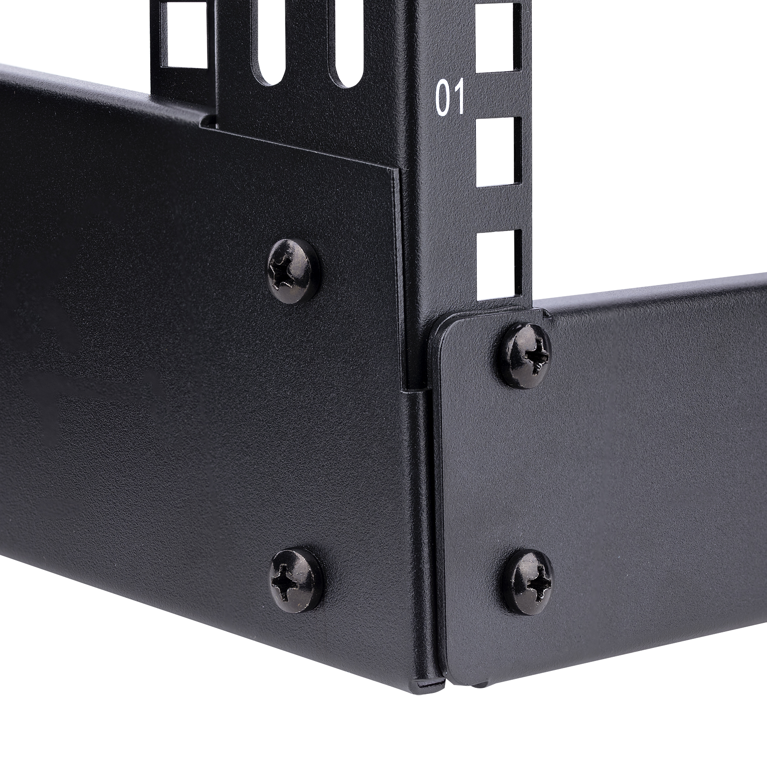 Primer plano de un soporte de metal negro con tornillos. El número 01 es visible. Fondo blanco.