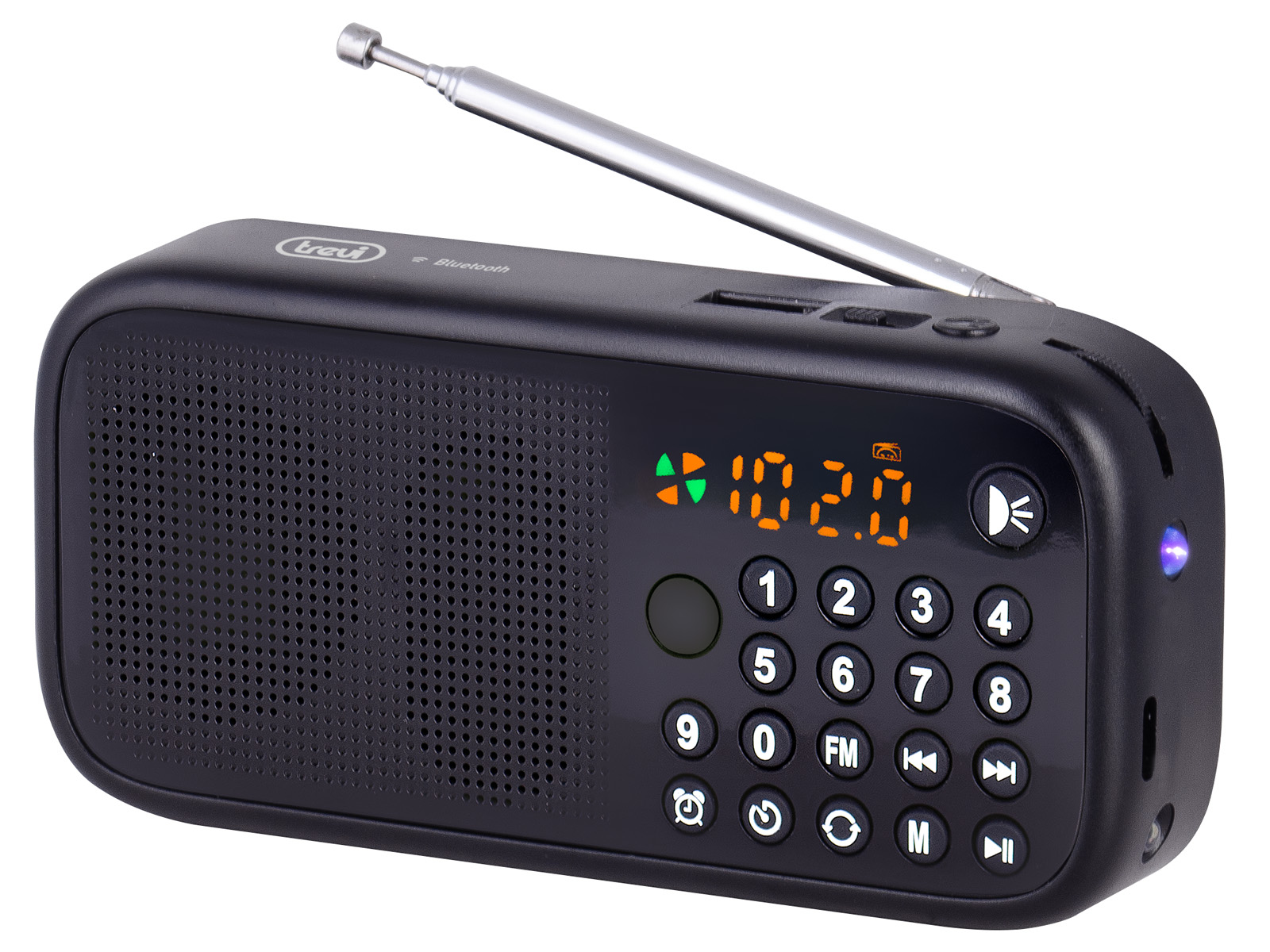 Schwarzes Radio mit Antenne, Digitalanzeige zeigt 102.0. Hat Knöpfe und einen Lautsprecher. Die Marke ist Trevi, mit Bluetooth.
