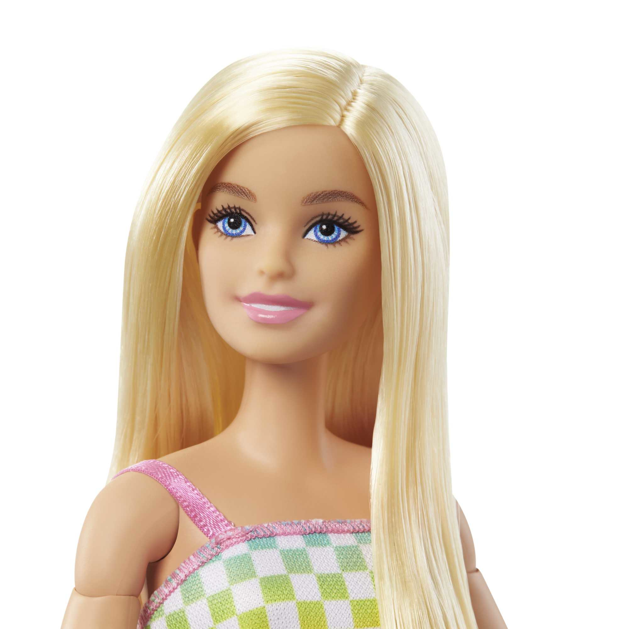 Zbliżenie lalki Barbie z blond włosami, niebieskimi oczami i różowymi ustami. Ma na sobie sukienkę w kratę.