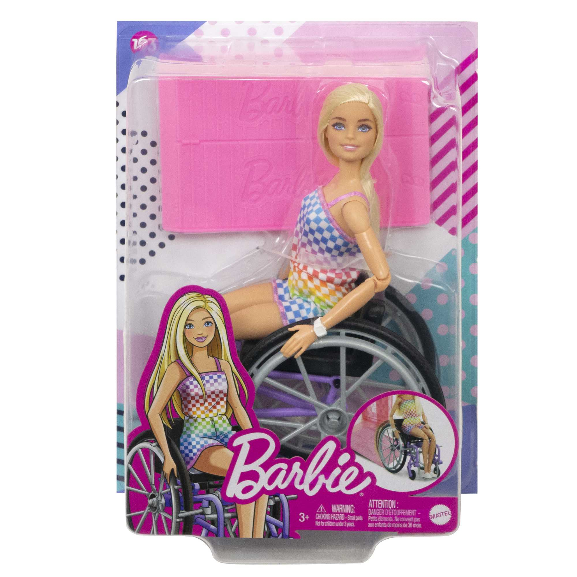 Lalka Barbie na wózku inwalidzkim, zapakowana. Blond włosy, kolorowa sukienka. Różowe pudełko z logo Barbie.