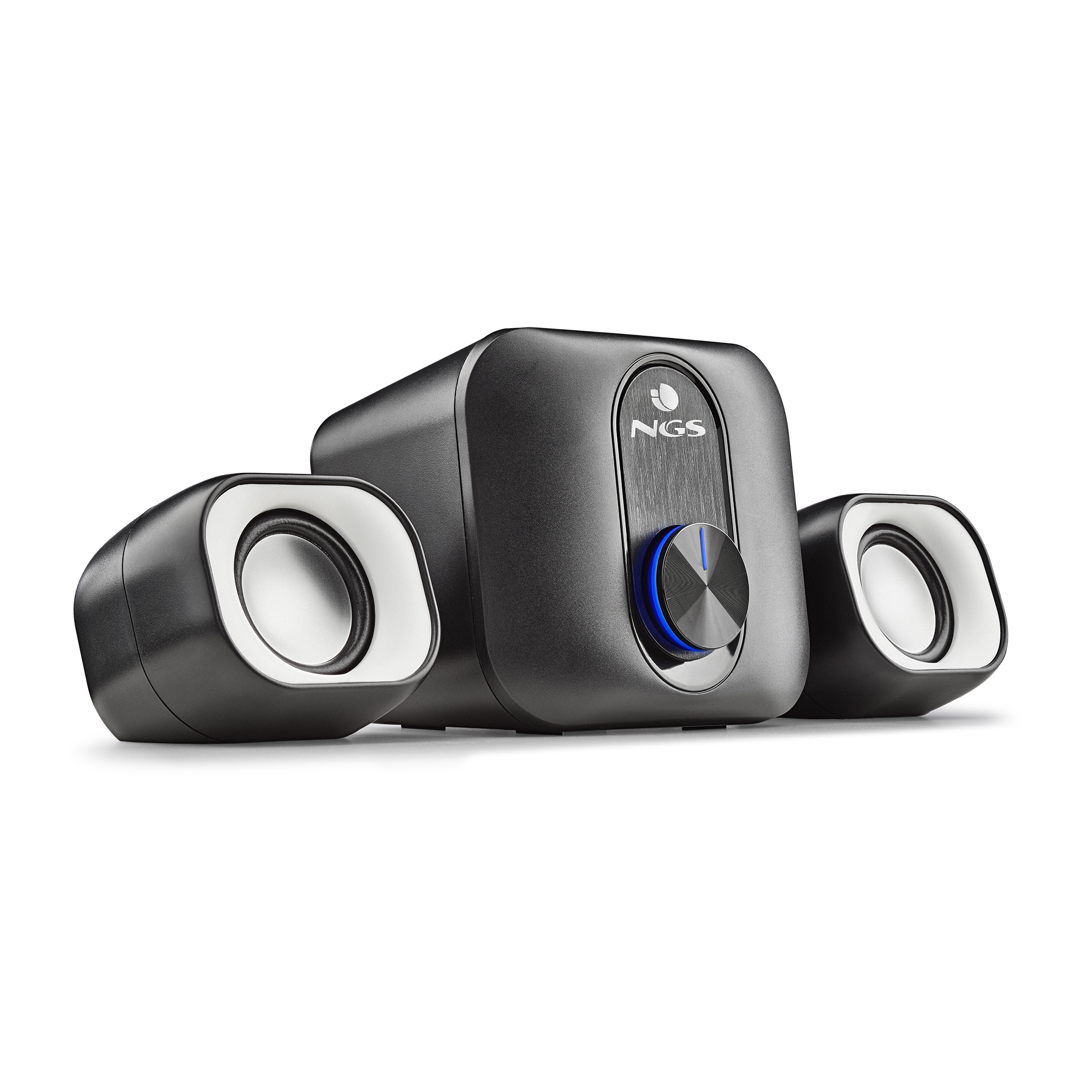 Juego de altavoces negro con una unidad central y dos satélites. Blanco alrededor de los conos. Logotipo de NGS visible.