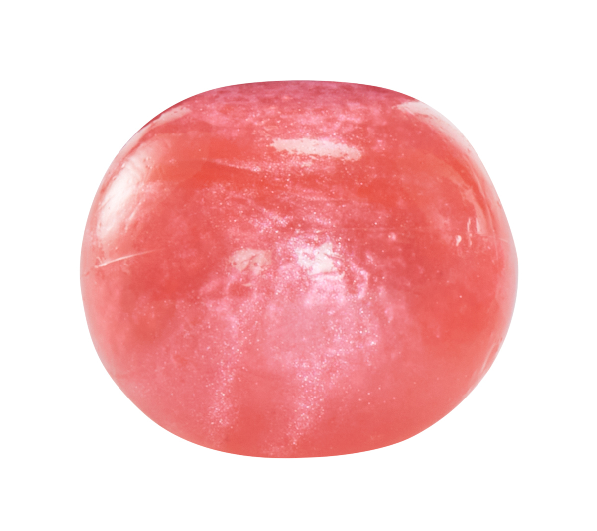 Zbliżenie różowego, przezroczystego, sferycznego obiektu. Ma błyszczącą powierzchnię z lekkimi zmianami koloru i tekstury.