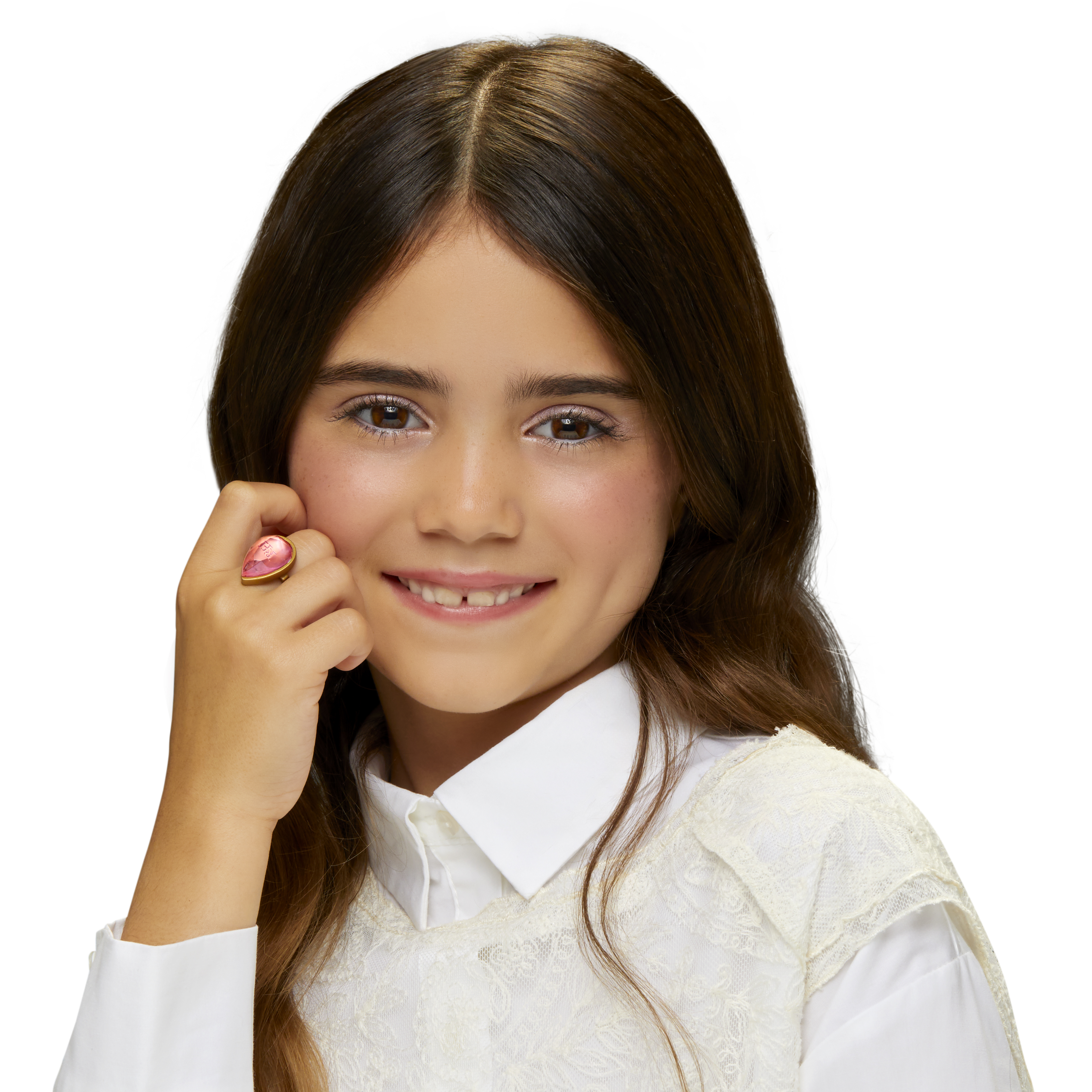 Dziewczyna uśmiecha się, ubrana w białą koszulę i koronkowy top. Nosi różowy pierścionek.