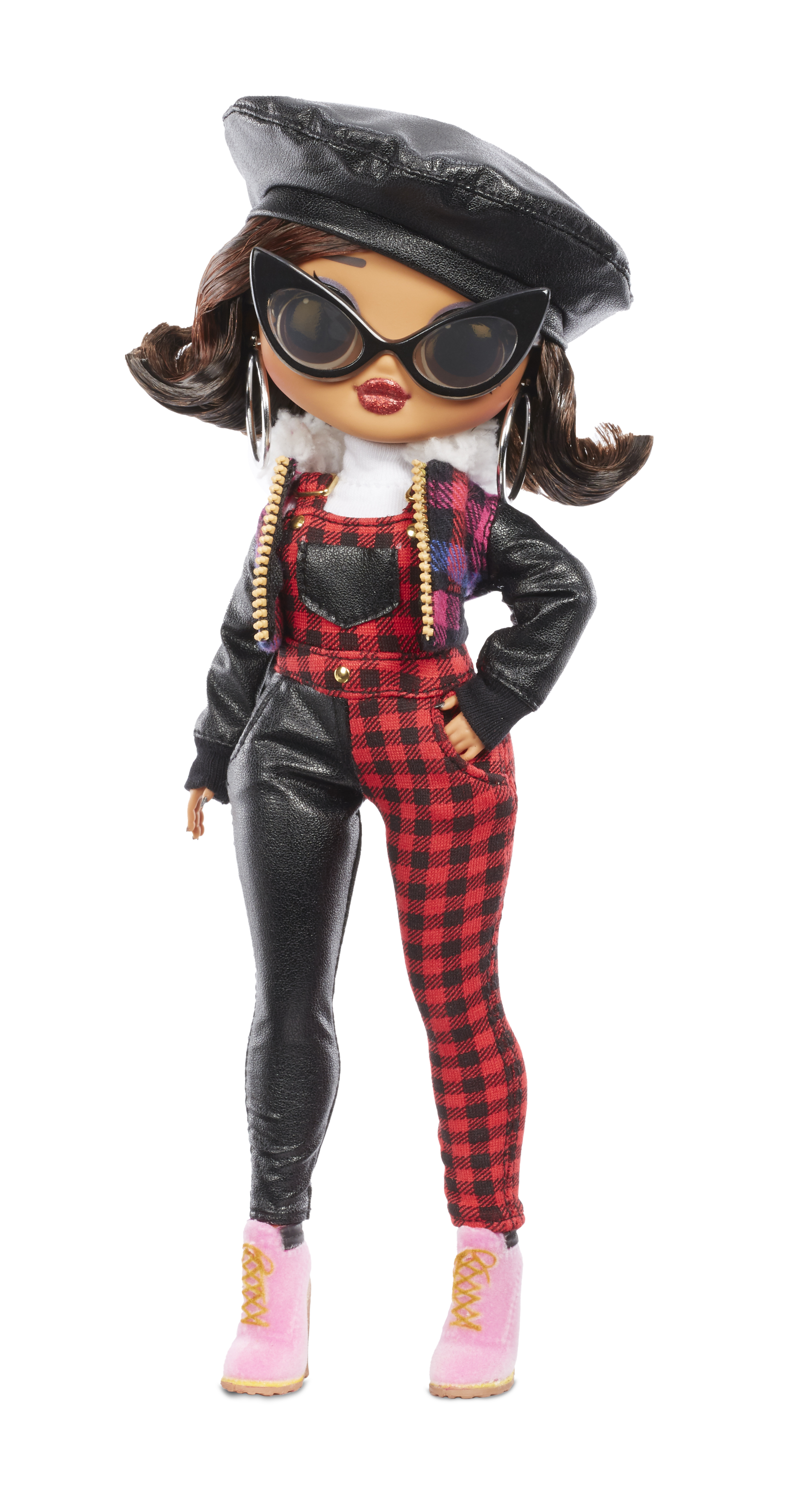 Lalka w czarnym berecie, okularach przeciwsłonecznych i w kratkę. Lalka ma na sobie różowe buty. Tło jest białe.