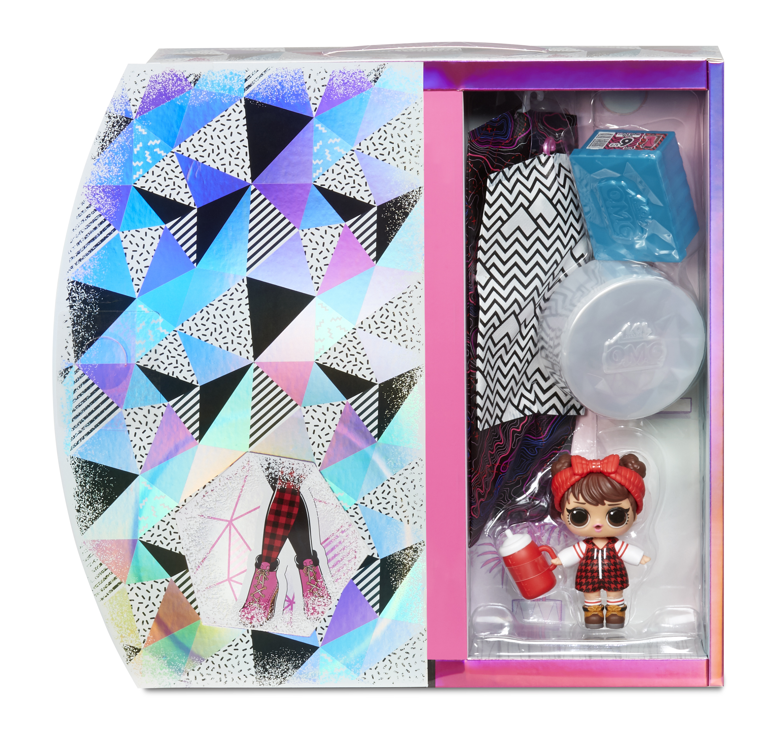 Zestaw lalek w pudełku. Ma lalkę z czerwoną czapką, trzymającą czerwony kubek i ubrania. Pudełko ma geometryczny wzór.