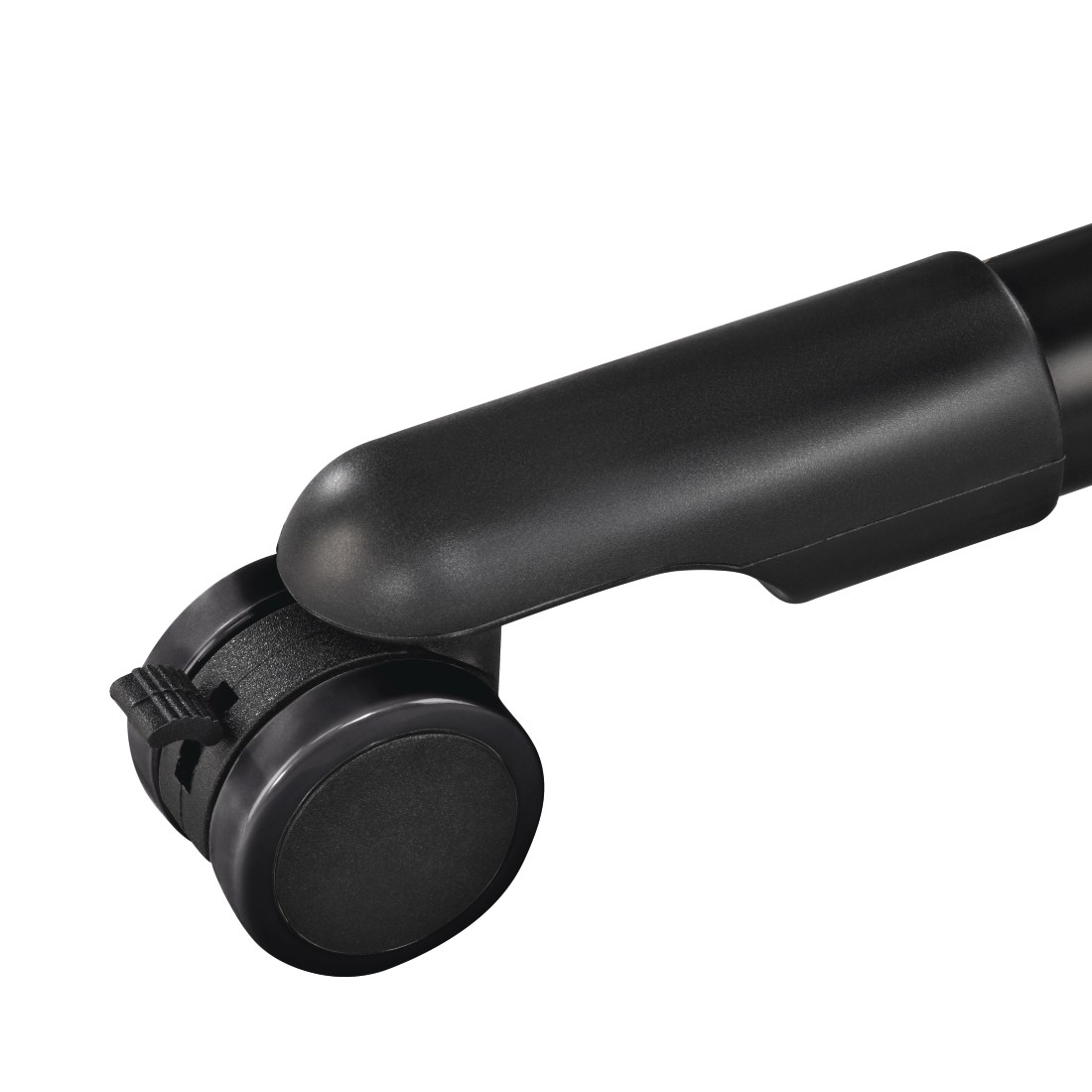 Zbliżenie czarnego kółka przymocowanego do czarnego przedmiotu. Kółko jest okrągłe, a przedmiot ma zakrzywiony kształt.