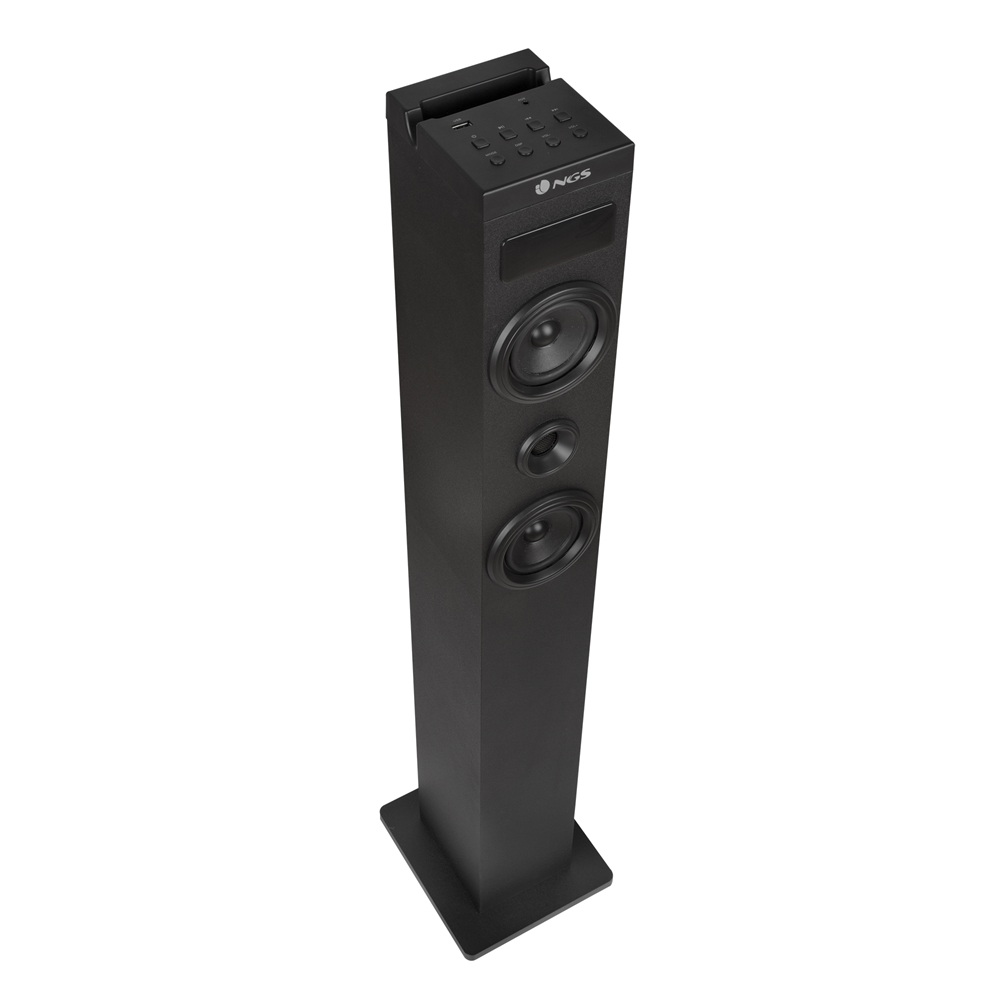 Un altavoz negro alto sobre un fondo blanco. Tiene varios altavoces, botones y el logotipo 'NGS' en la parte superior.