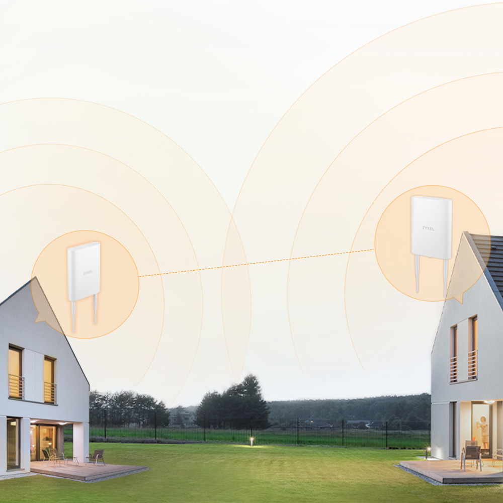 Dwa domy z białymi przedłużaczami WiFi. Pomarańczowe łuki sygnału łączą urządzenia. Zielony trawnik i drzewa w tle.
