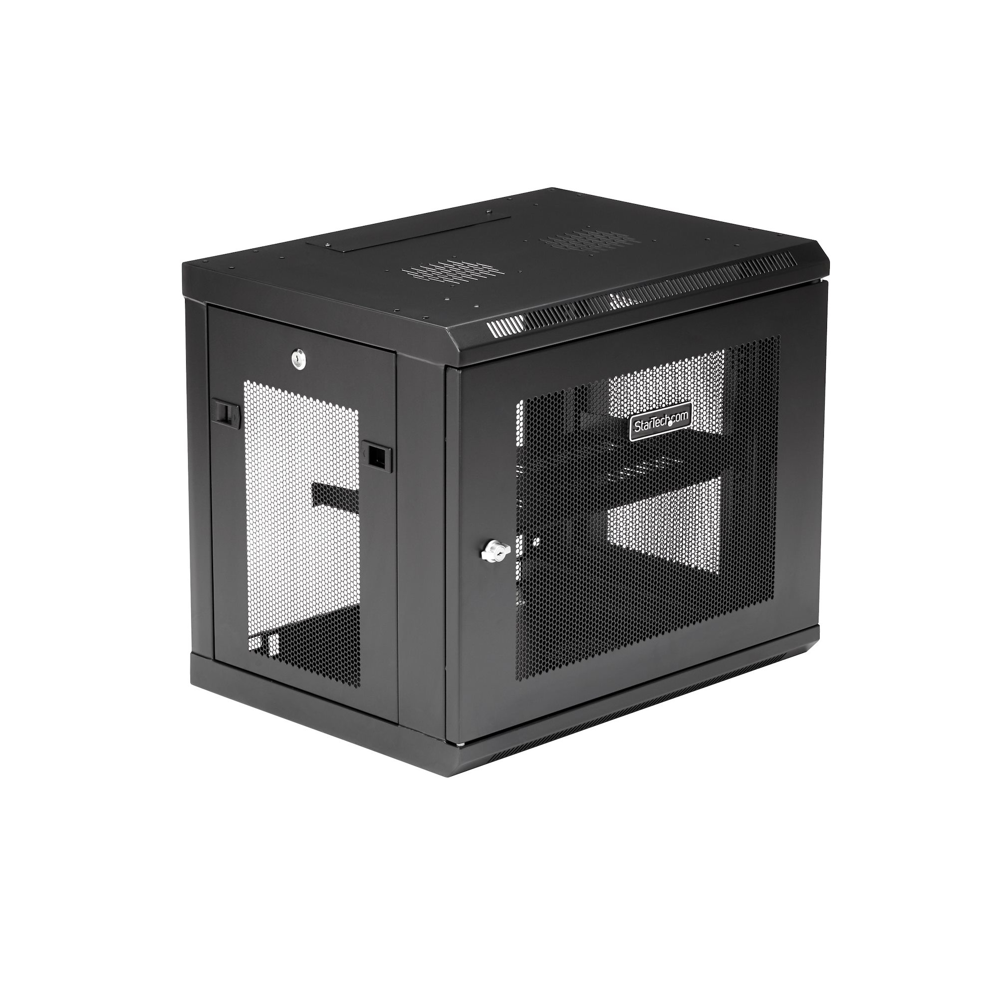 Un armario rack de servidor StarTech.com negro sobre fondo blanco. Tiene una puerta frontal y un panel lateral perforados.