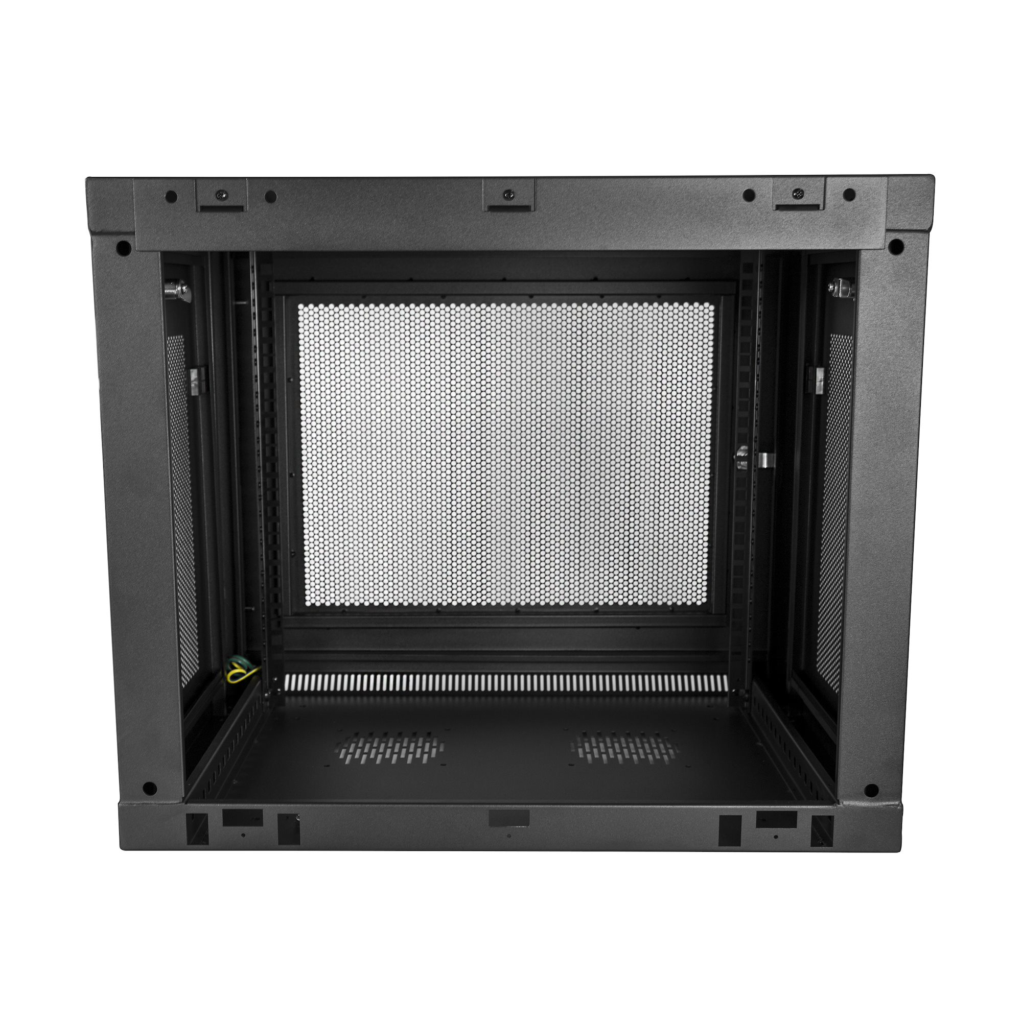Rack de servidor negro, vacío por dentro, con un panel frontal de malla. Marco de metal visible con varios puntos de montaje.