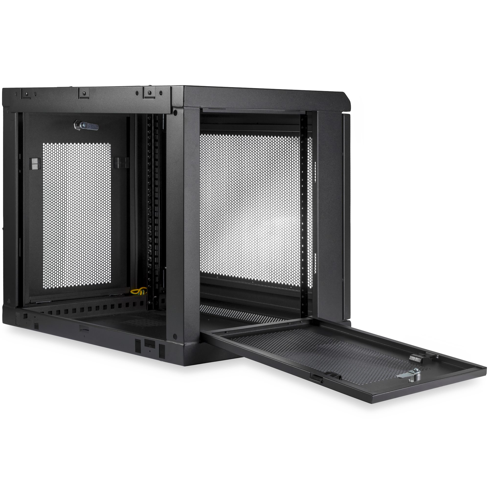 Armario rack negro con puerta frontal abierta. Puertas y paneles laterales perforados. Cable amarillo dentro.